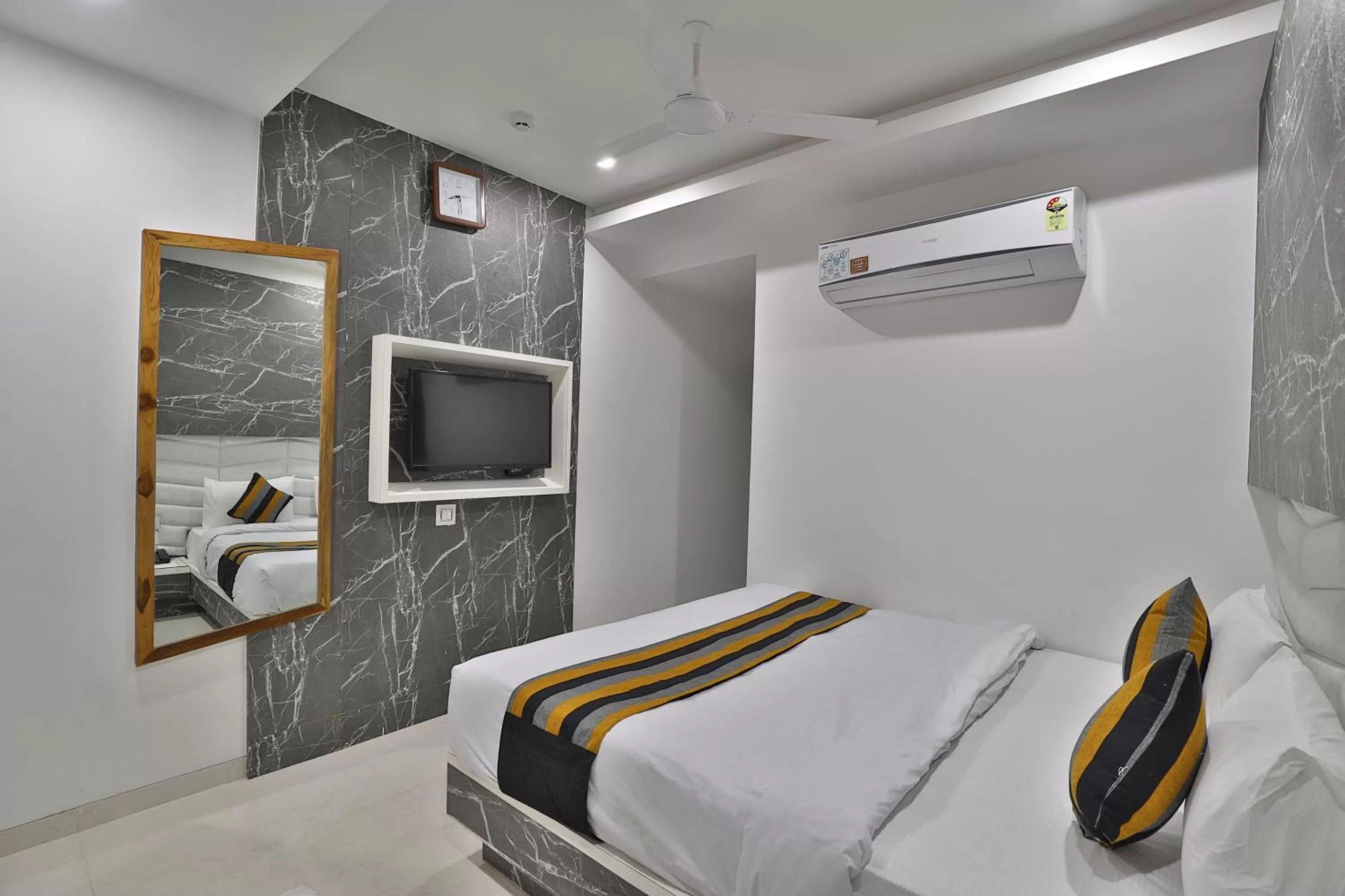 Bedroom, Bed in HOTEL LE GRAND