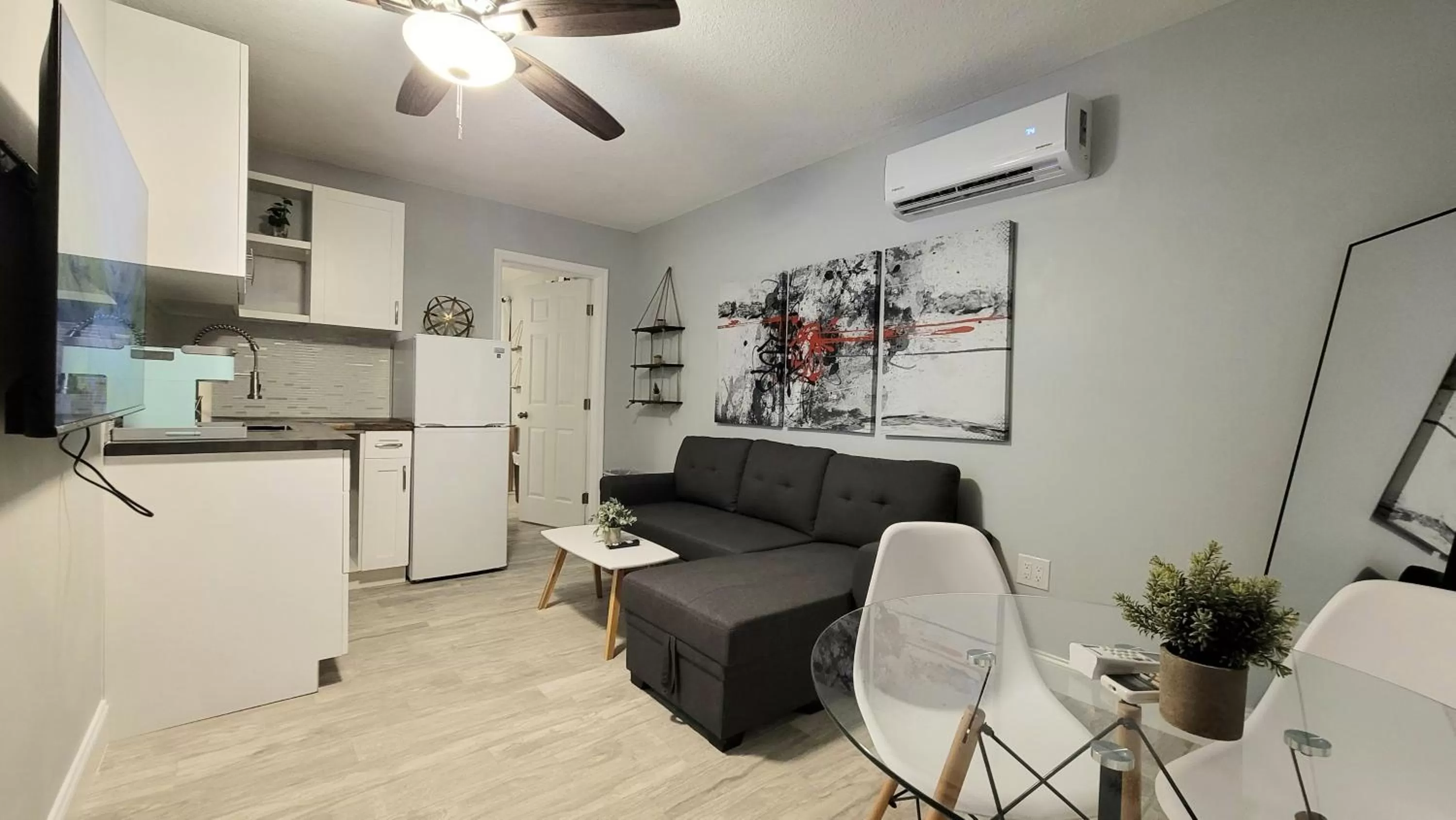 Living room in Barefoot mailman motel