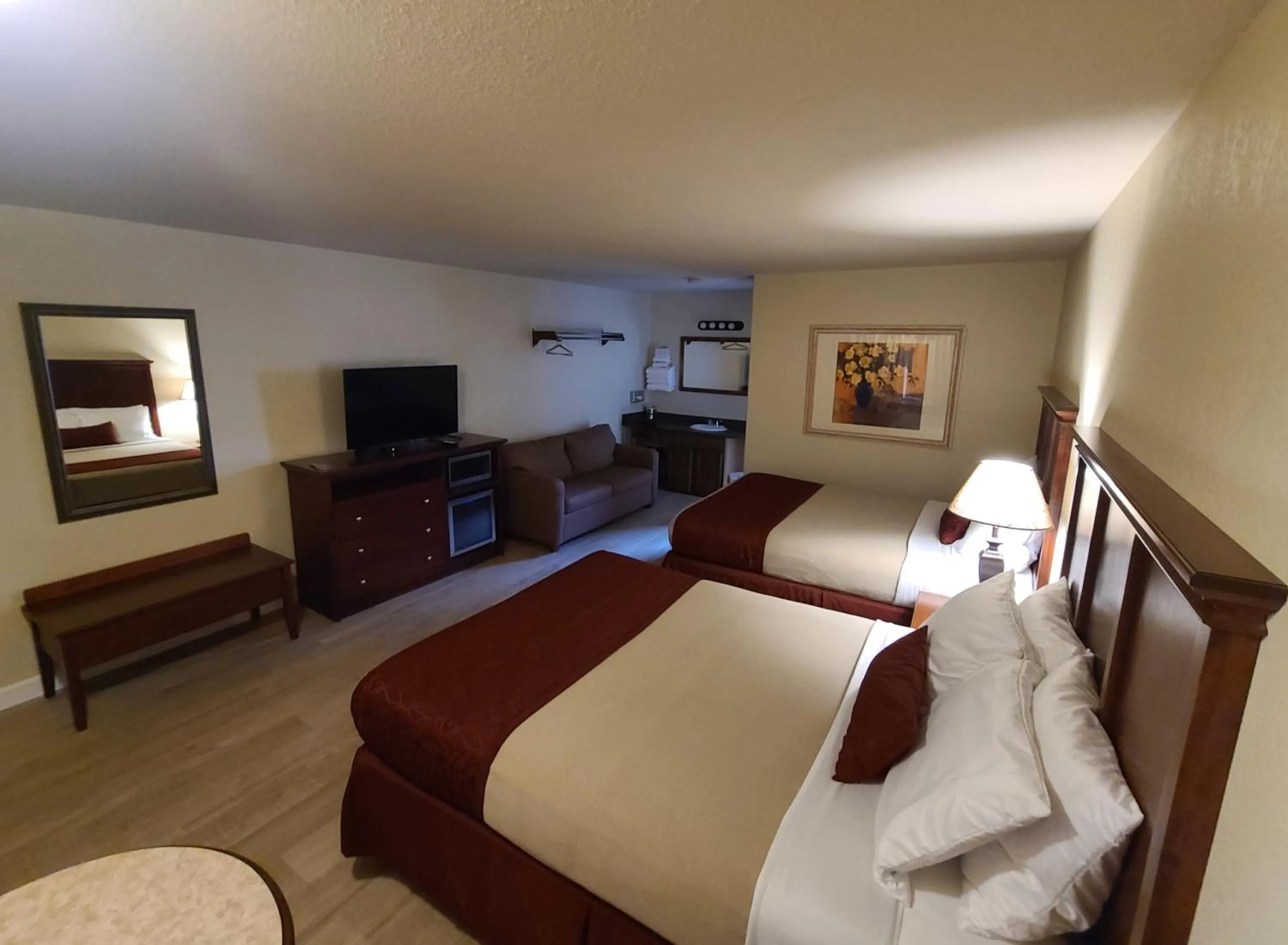 Photo of the whole room, Bed in Homestead Motel