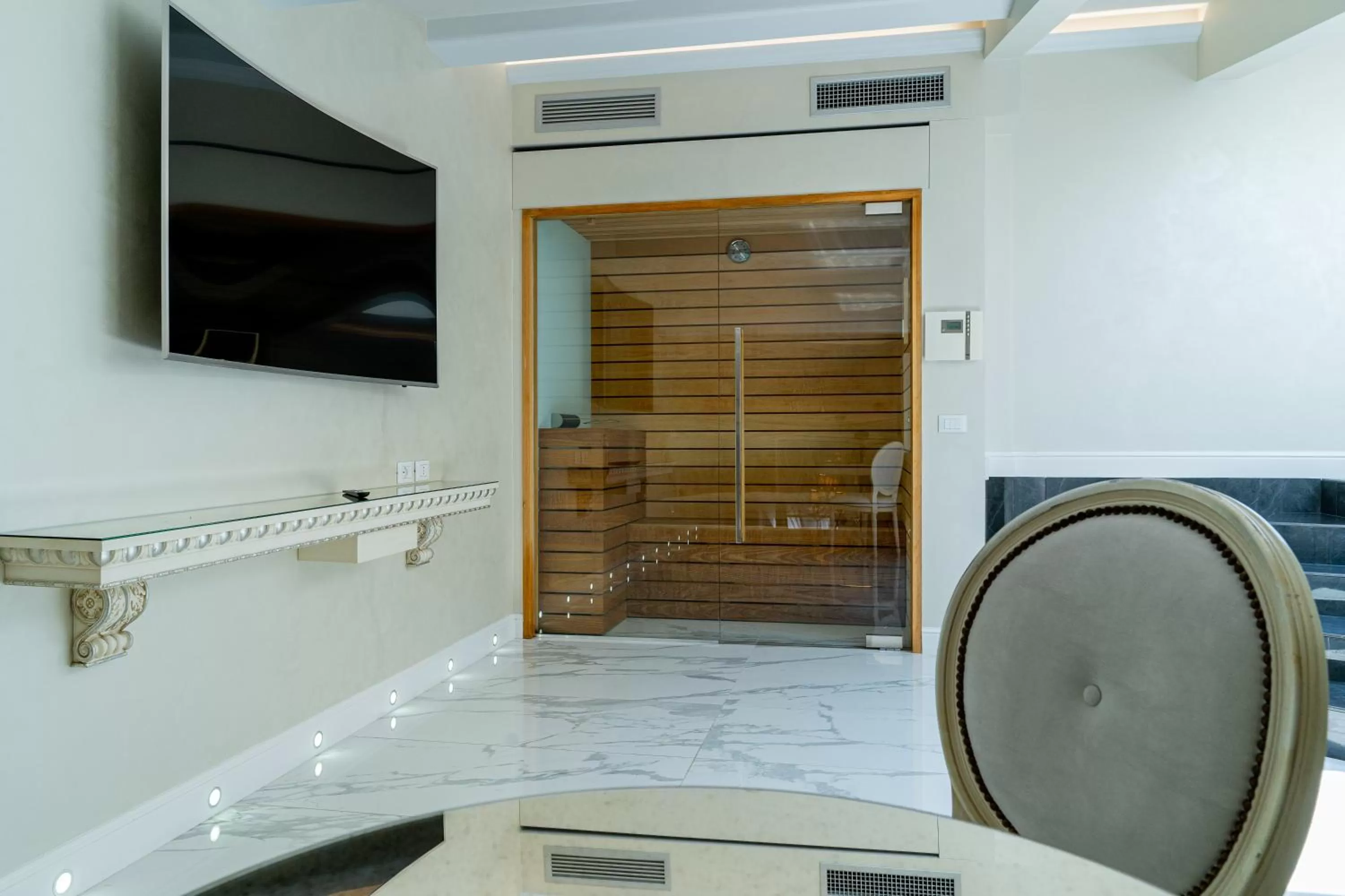 TV and multimedia in The Moon Boutique Hotel & Spa