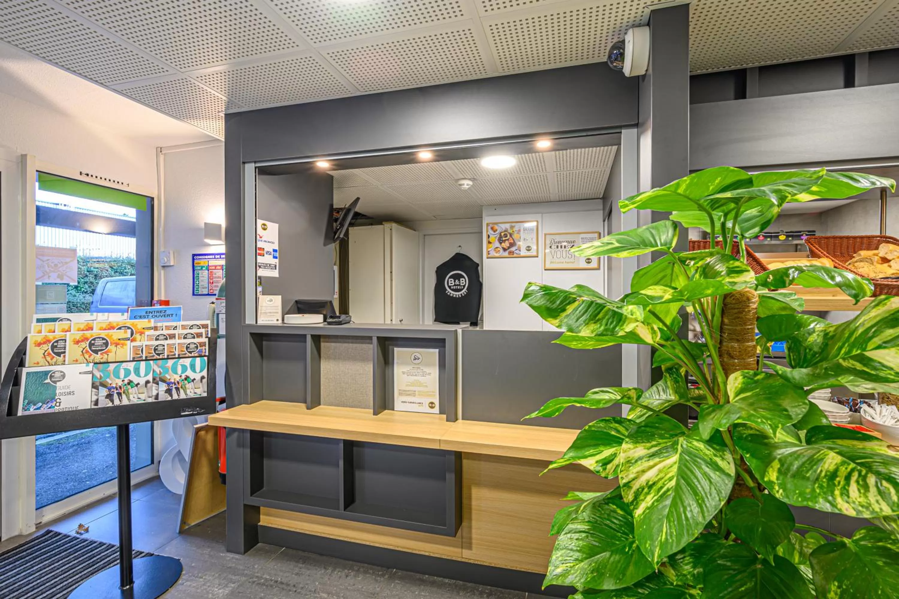 Lobby or reception in B&B HOTEL Vannes Est Golfe du Morbihan