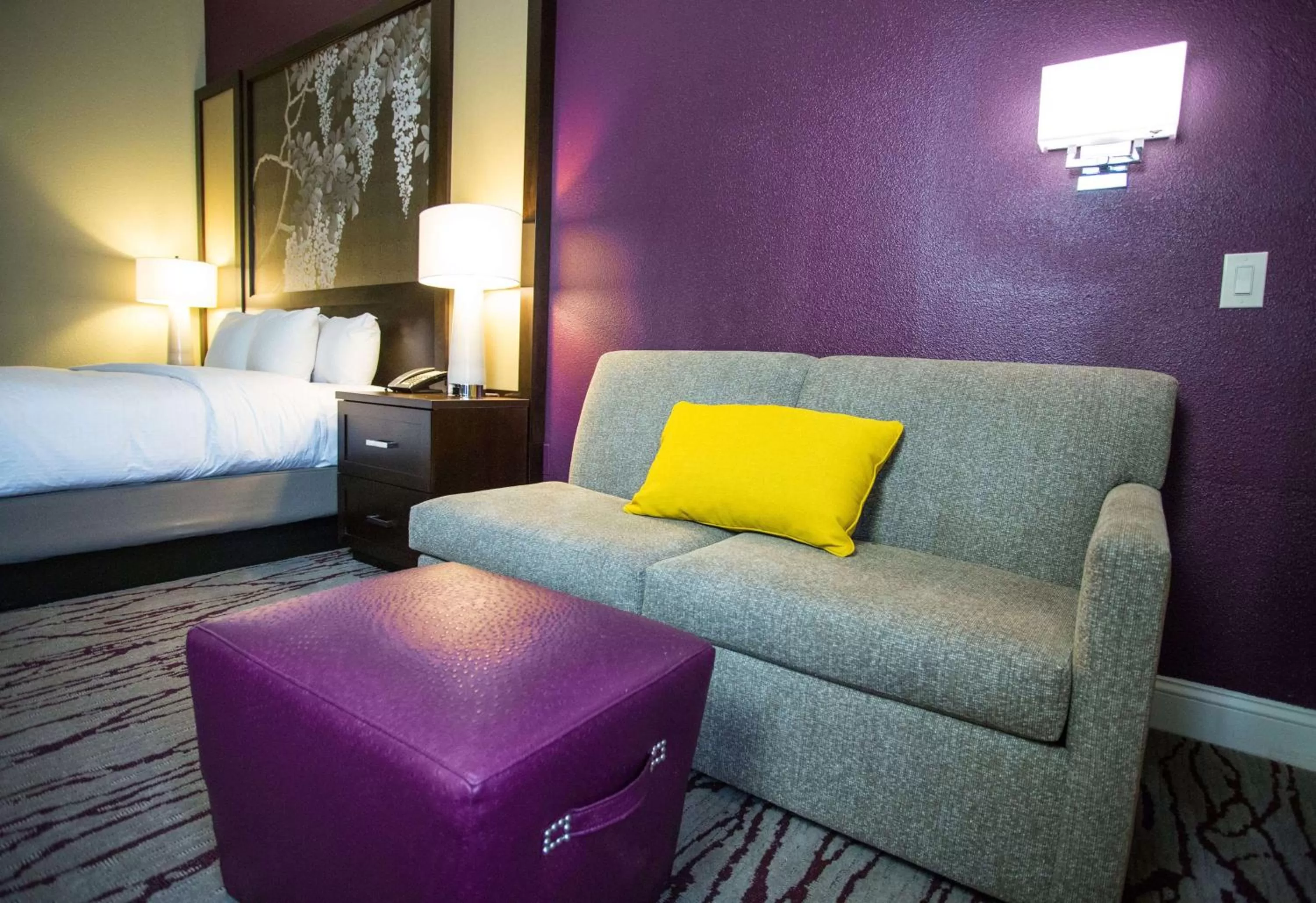 Living room, Bed in DoubleTree by Hilton Historic Savannah