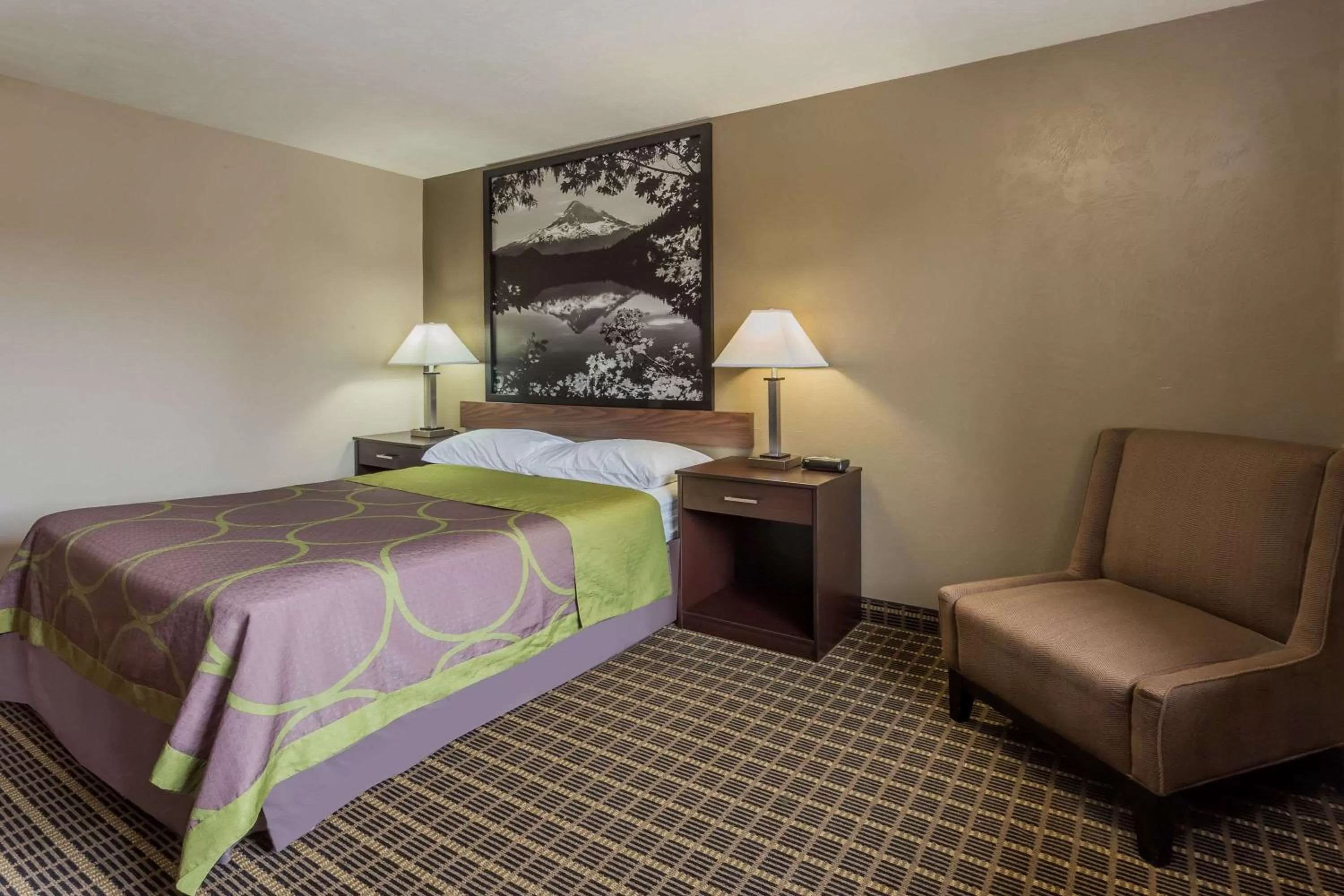 Photo of the whole room, Bed in Super 8 by Wyndham Corvallis
