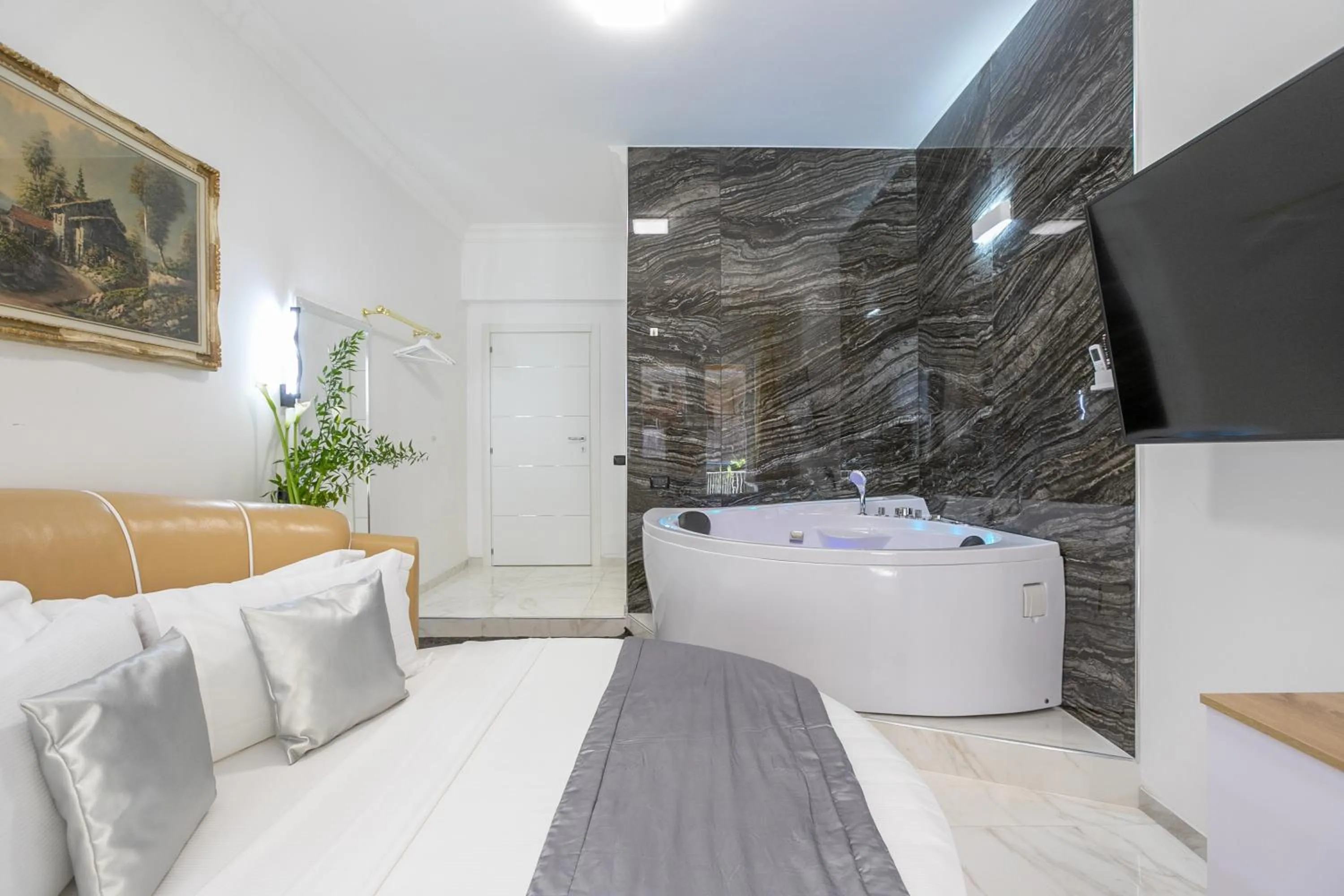 Hot Tub in Gregorio VII Luxury Suites San Damaso