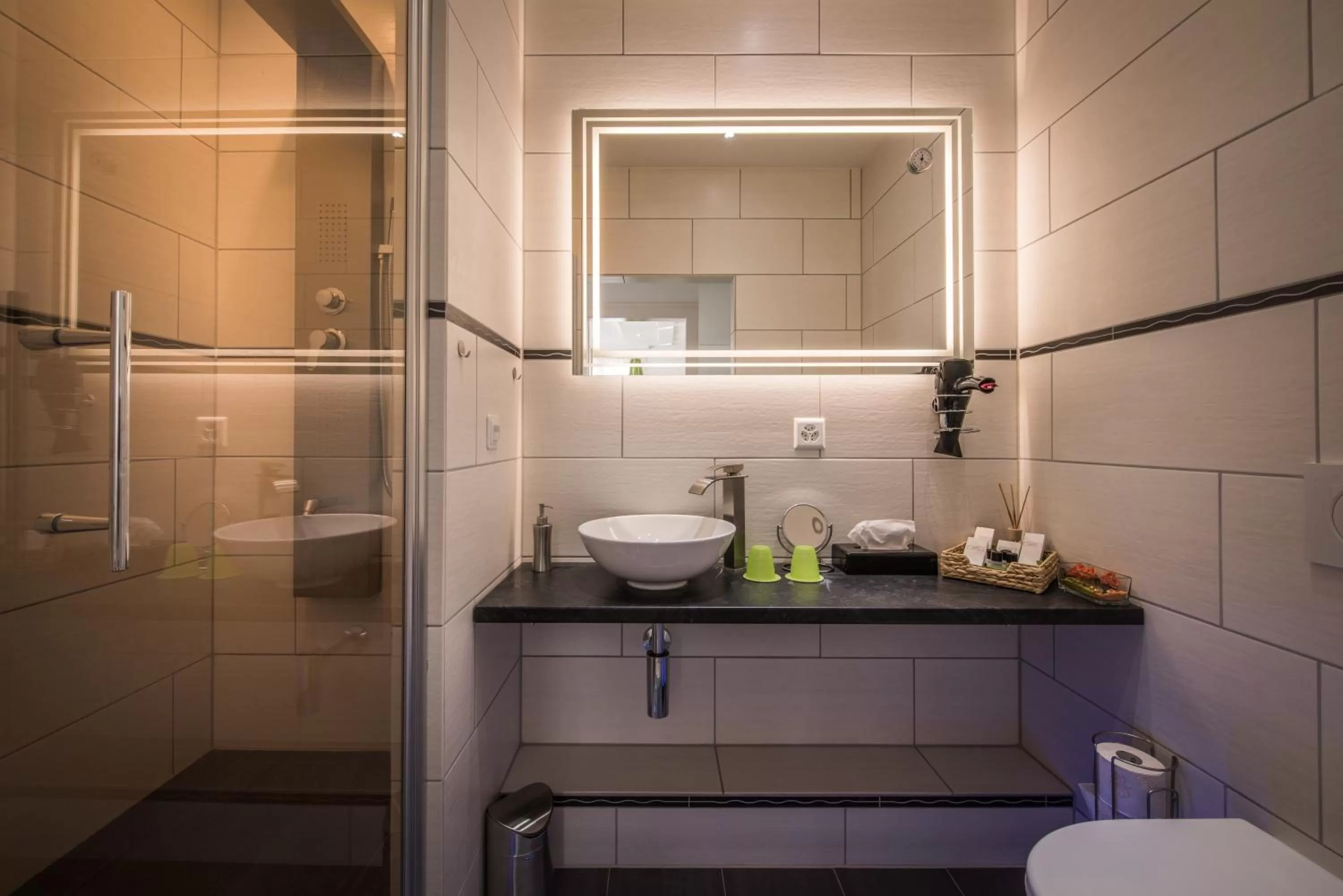 Shower in Max Aviation Villa & Apartments