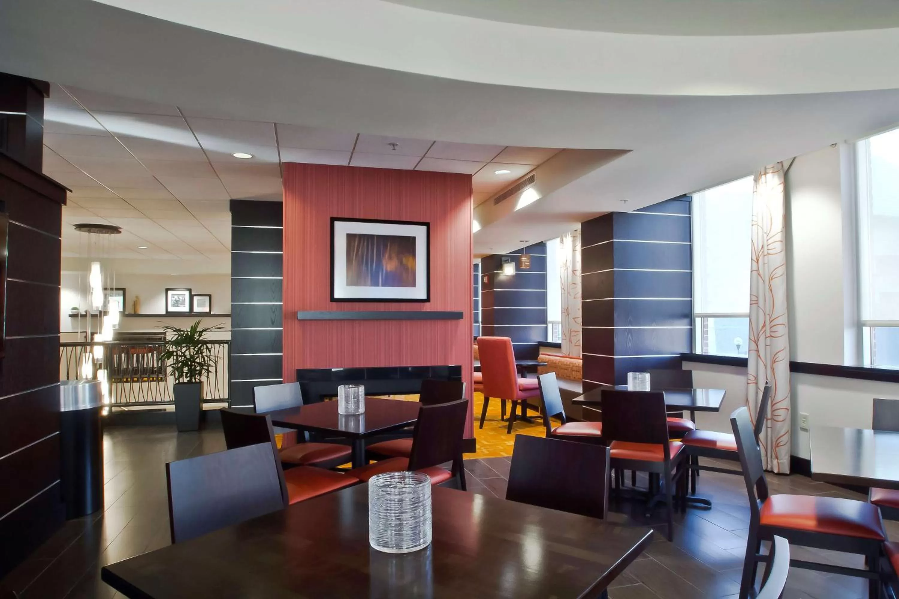 Dining area in Hampton Inn & Suites Columbus-Downtown, Ohio