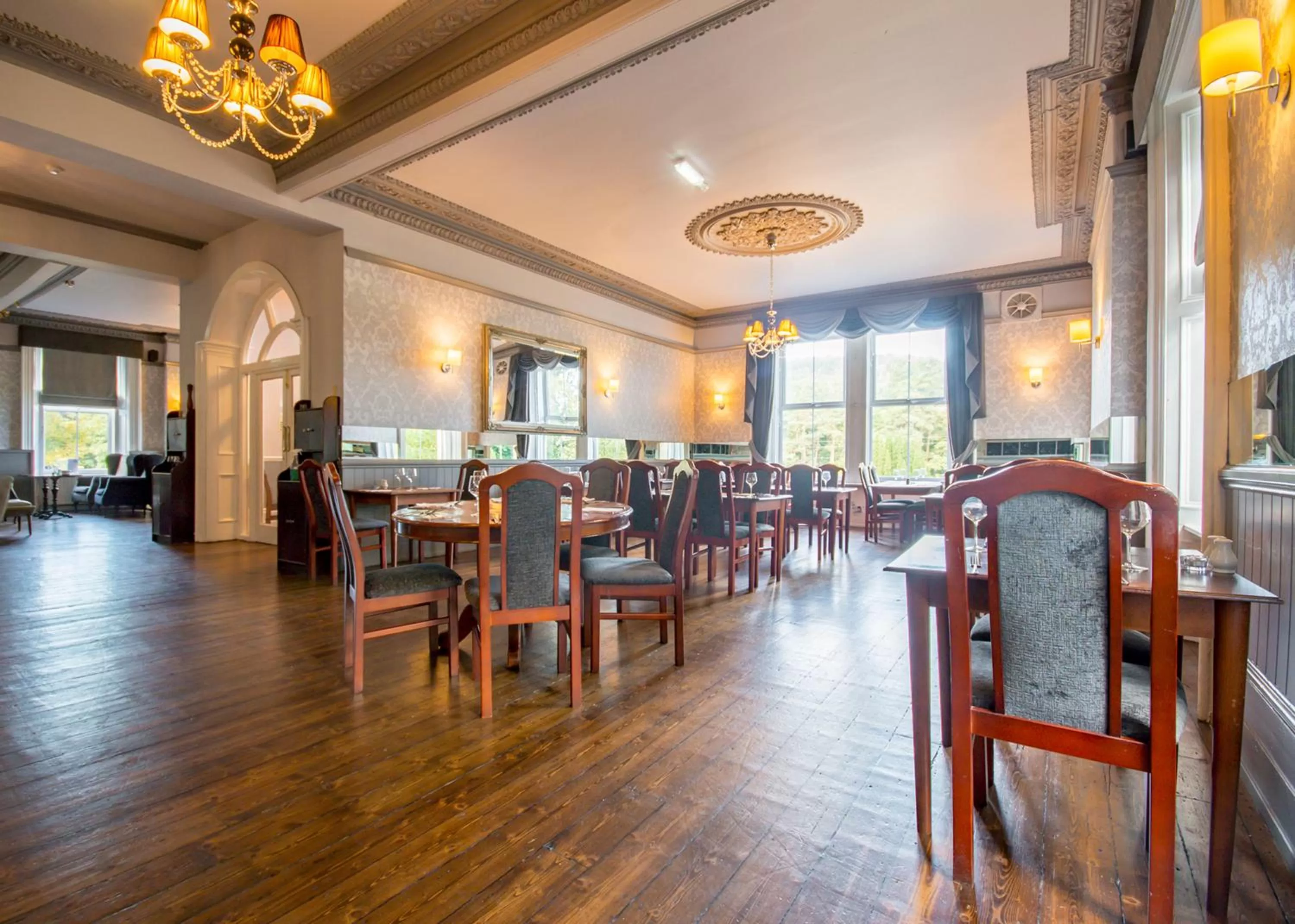 Restaurant/Places to Eat in Coquetvale Hotel