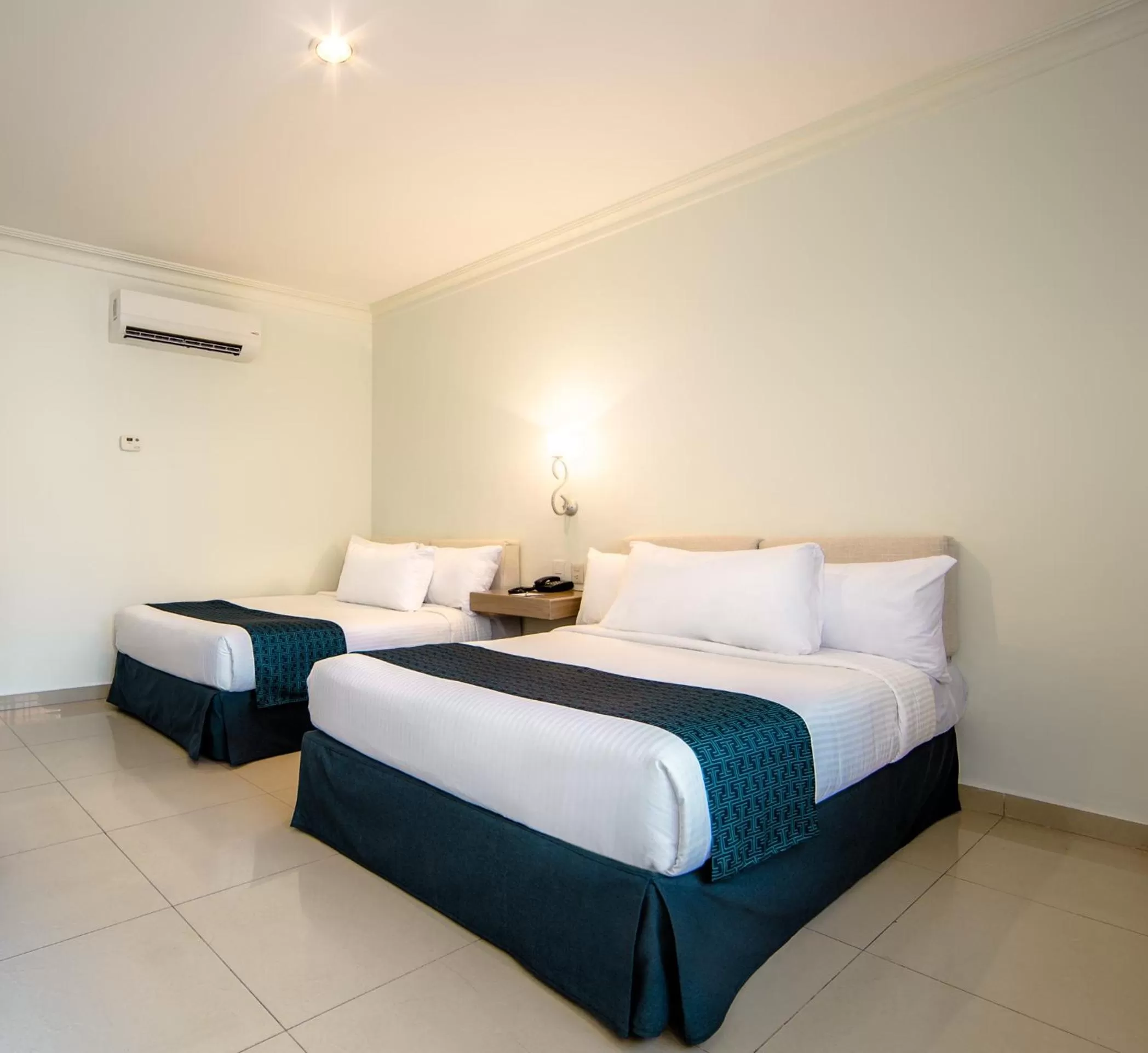 Photo of the whole room, Bed in InHouse Hotel Culiacán