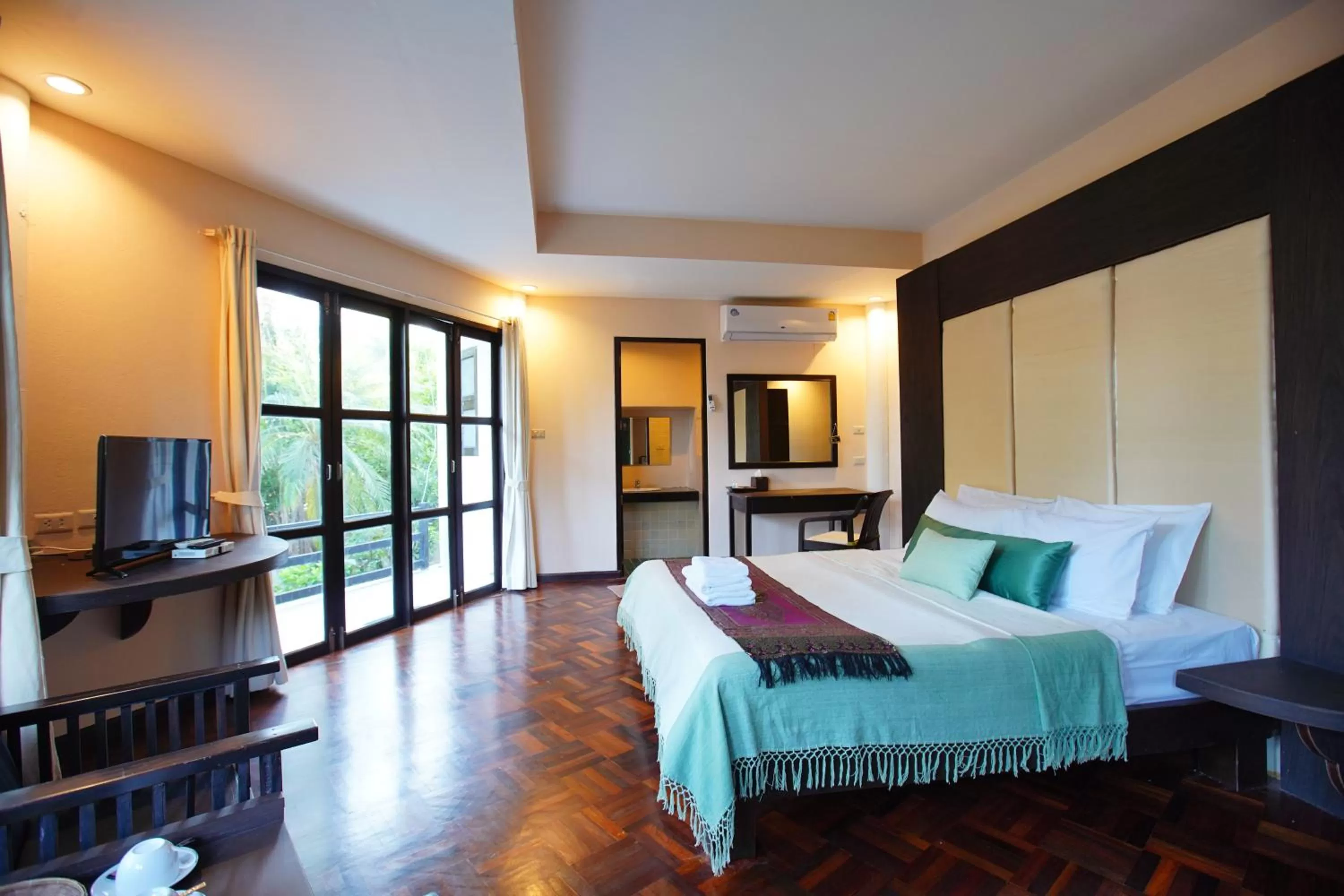Communal lounge/ TV room, Bed in Tanaosri Resort Pranburi