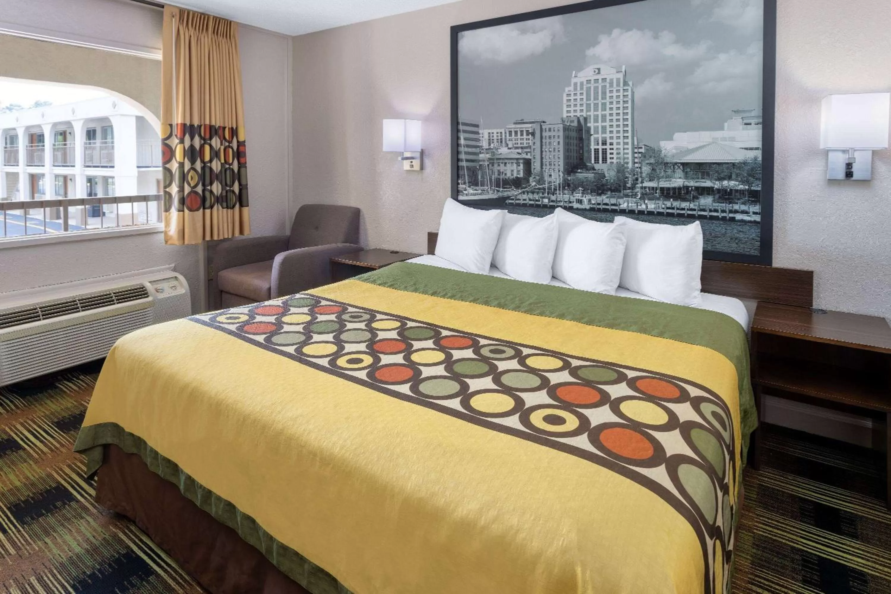 Photo of the whole room, Bed in Super 8 by Wyndham Williamsburg/Historic Area