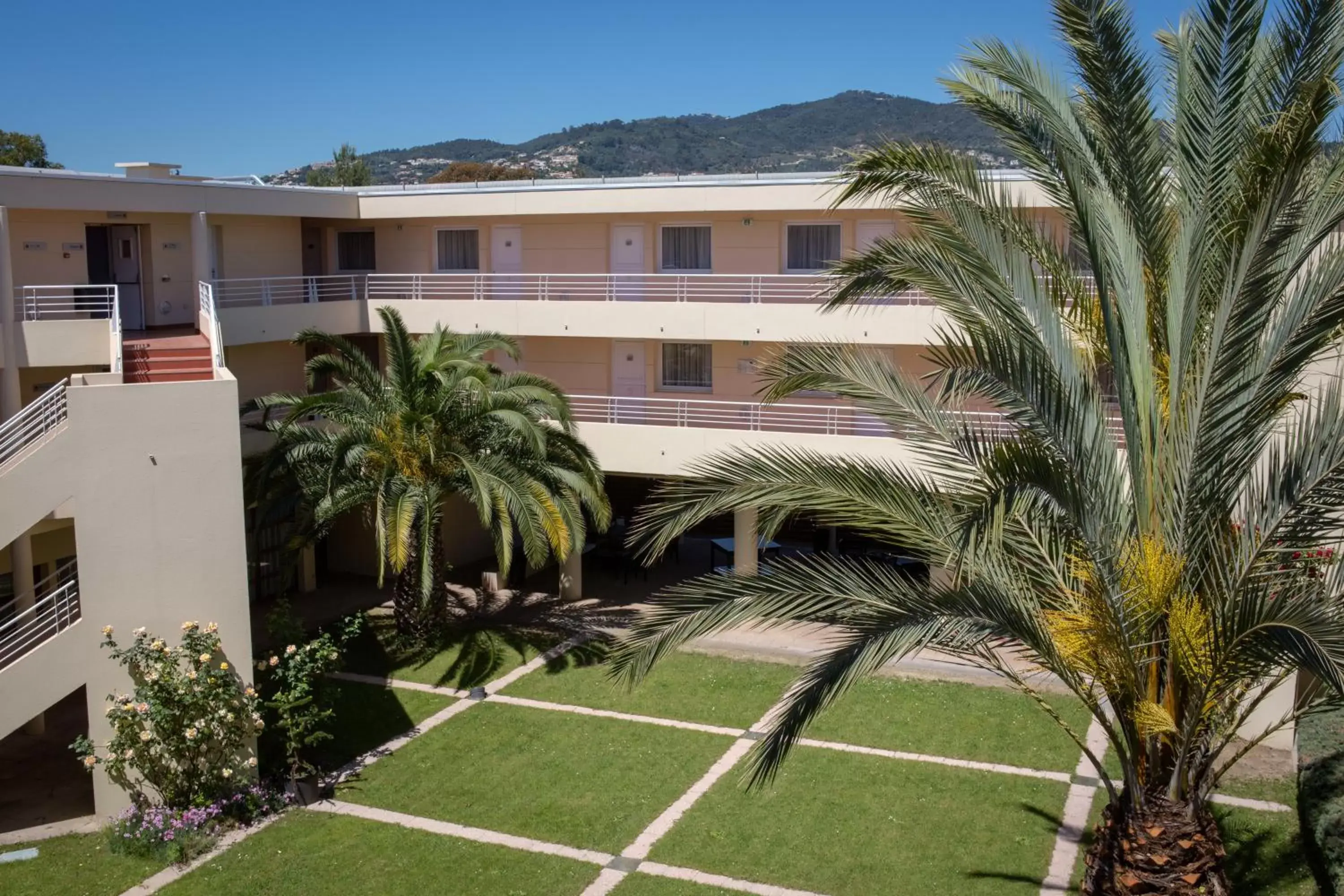 Deluxe Room with Double Bed and Bunk Beds in Mercure Cannes Mandelieu Deluxe Room with Double Bed and Bunk Beds in Mercure Cannes Mandelieu