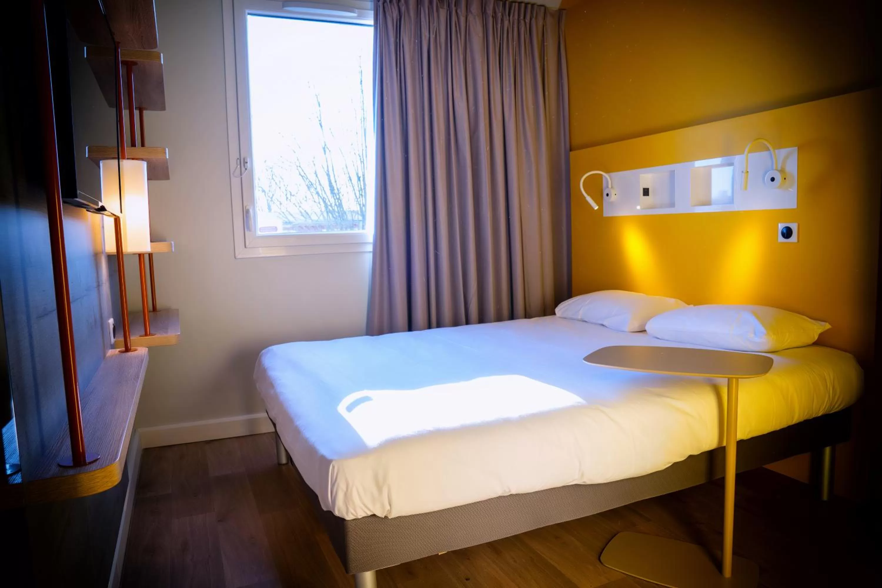 Bedroom, Bed in ibis budget Reims Parc Des Expositions