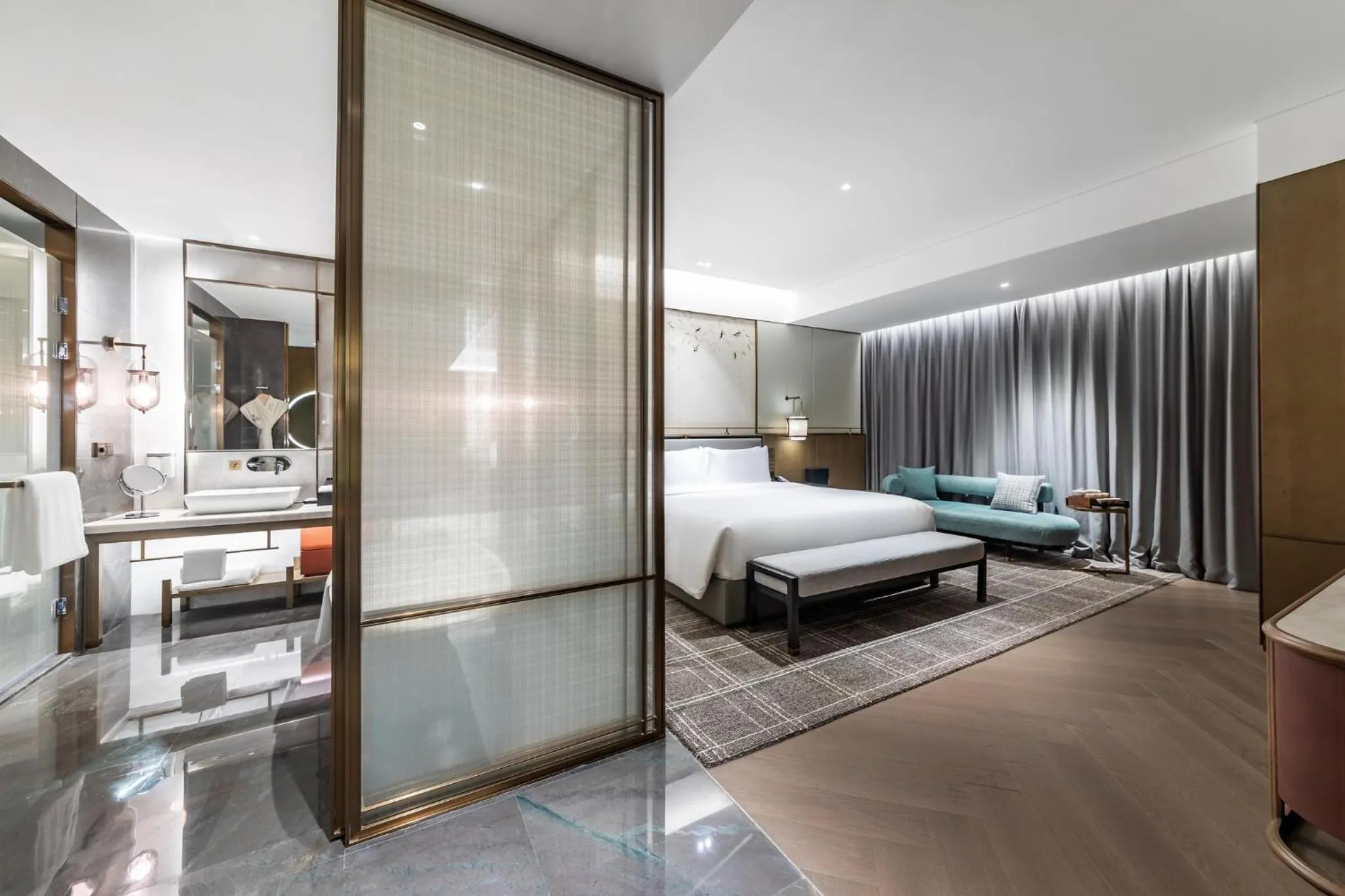 Photo of the whole room, Bed in HUALUXE Xi'an Chanba by IHG-西安浐灞华邑酒店-Near Xi'an International Convention Exhibition Center and Shopping mall and The Romantic show of Xi'an-Free Luggage Storage-English Service