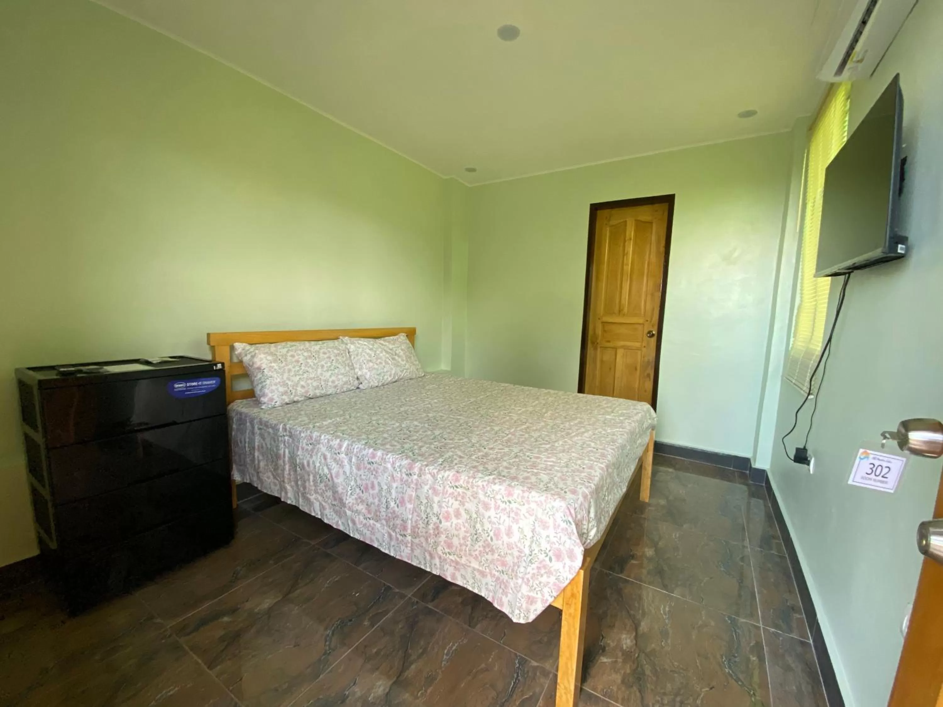 Photo of the whole room, Bed in MS Mountain Cabin