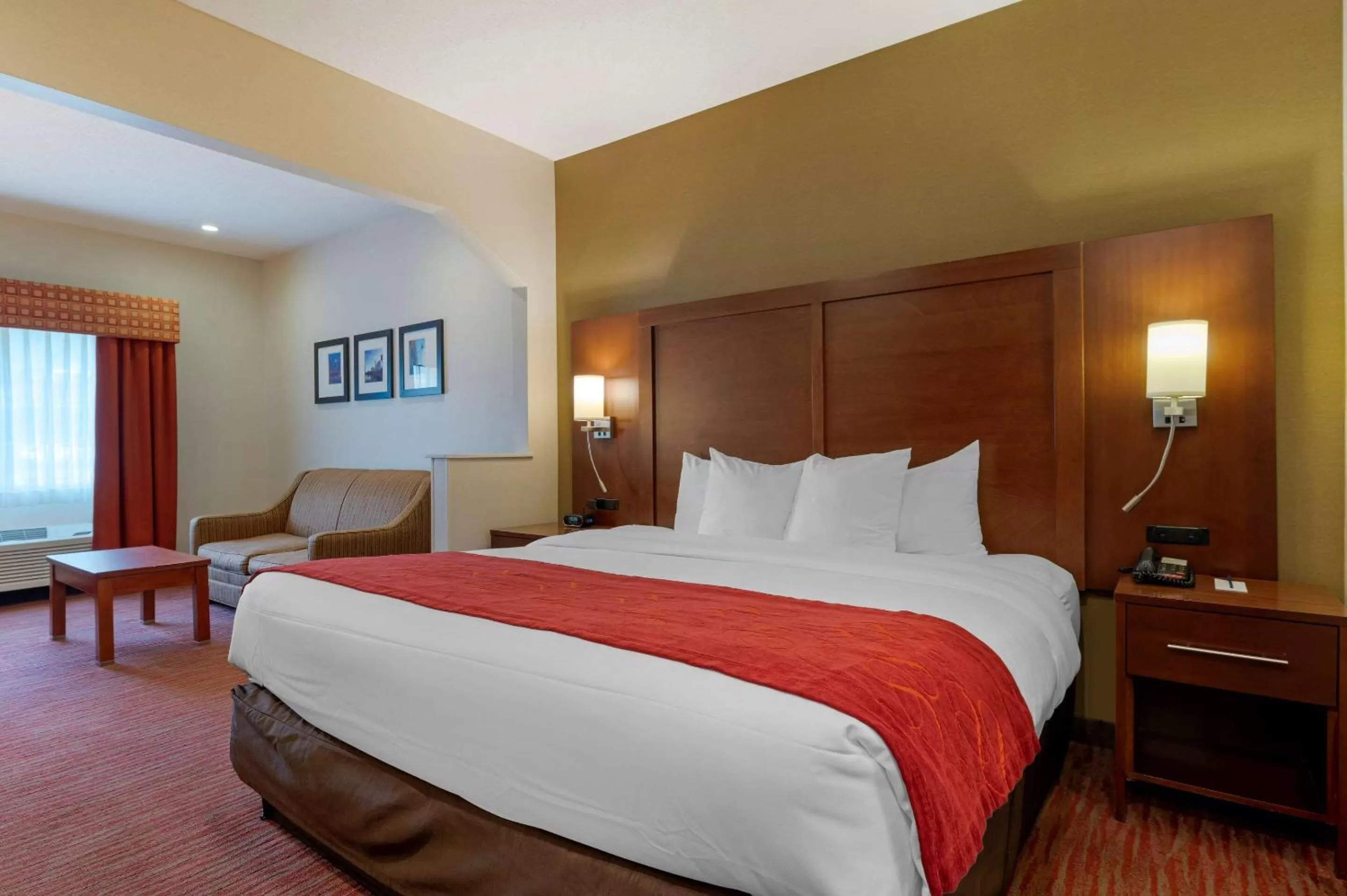 Photo of the whole room, Bed in Comfort Suites Columbus Expo Center