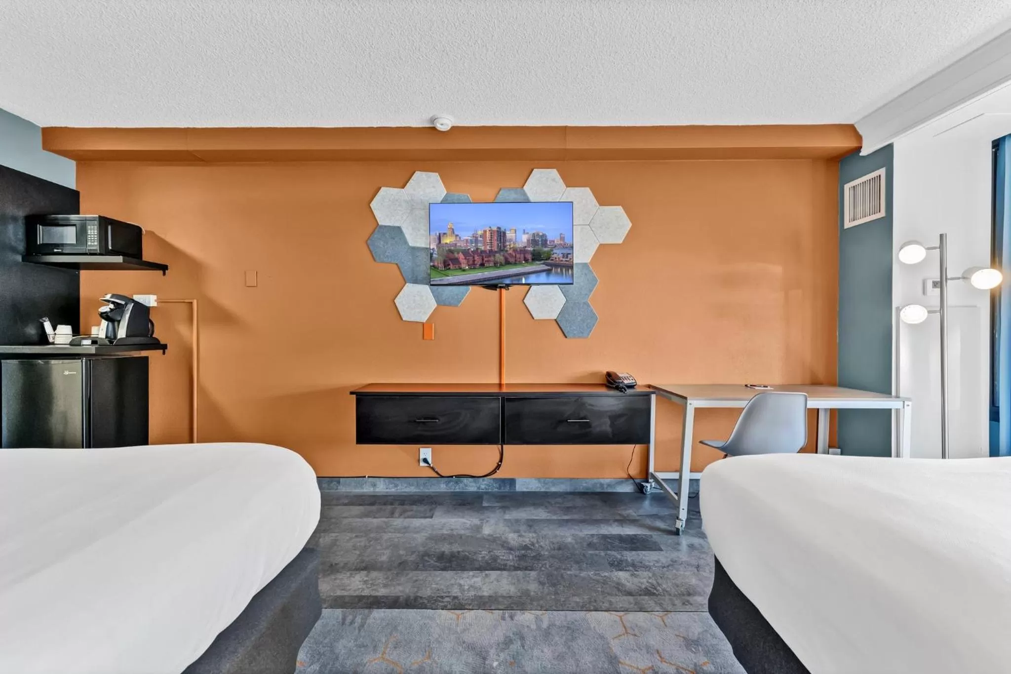 Bed in Buffalo Airport Hotel