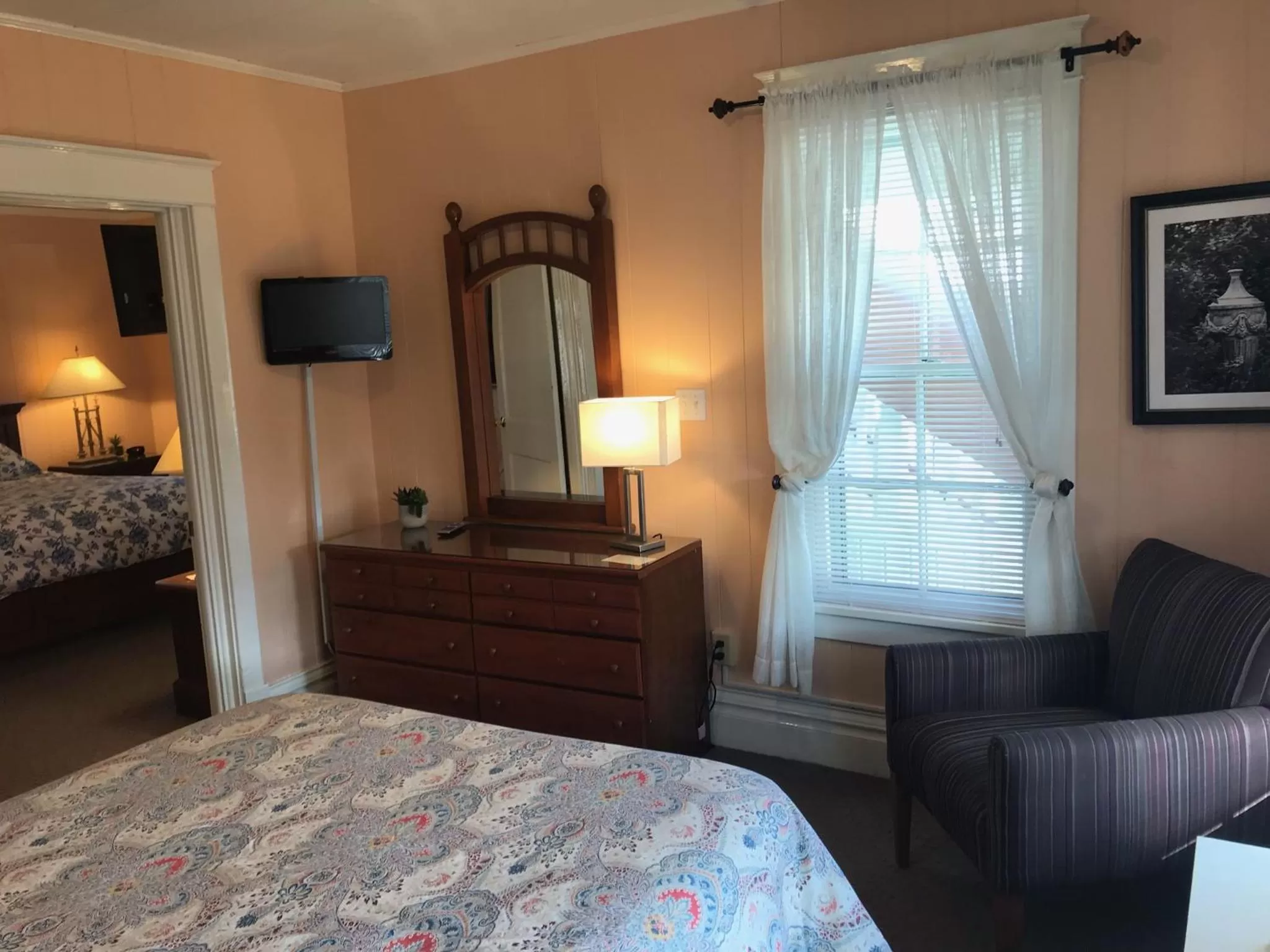 Bedroom, Bed in Simmons Motel and Suites