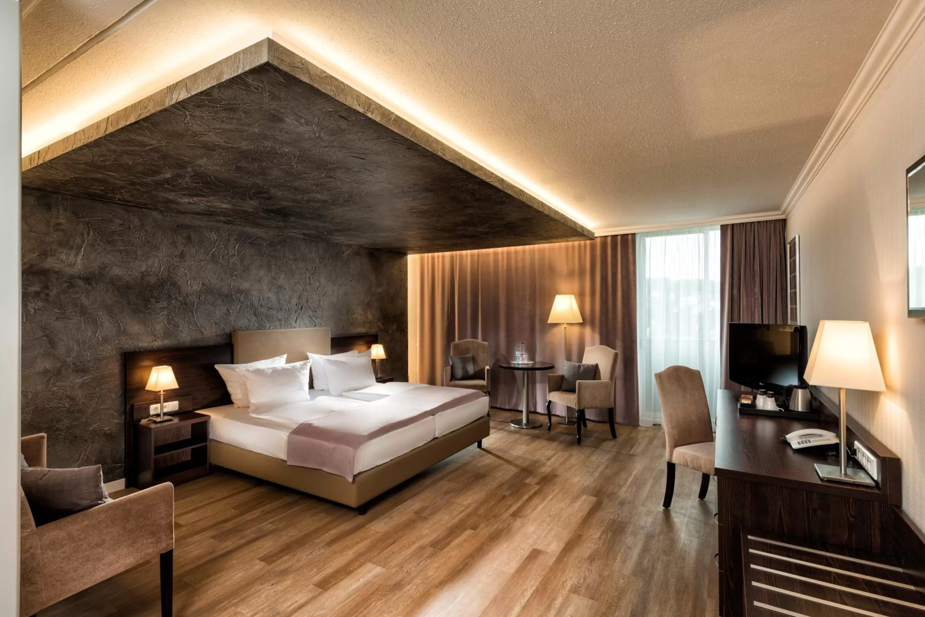 Photo of the whole room, Bed in Wyndham Garden Kassel