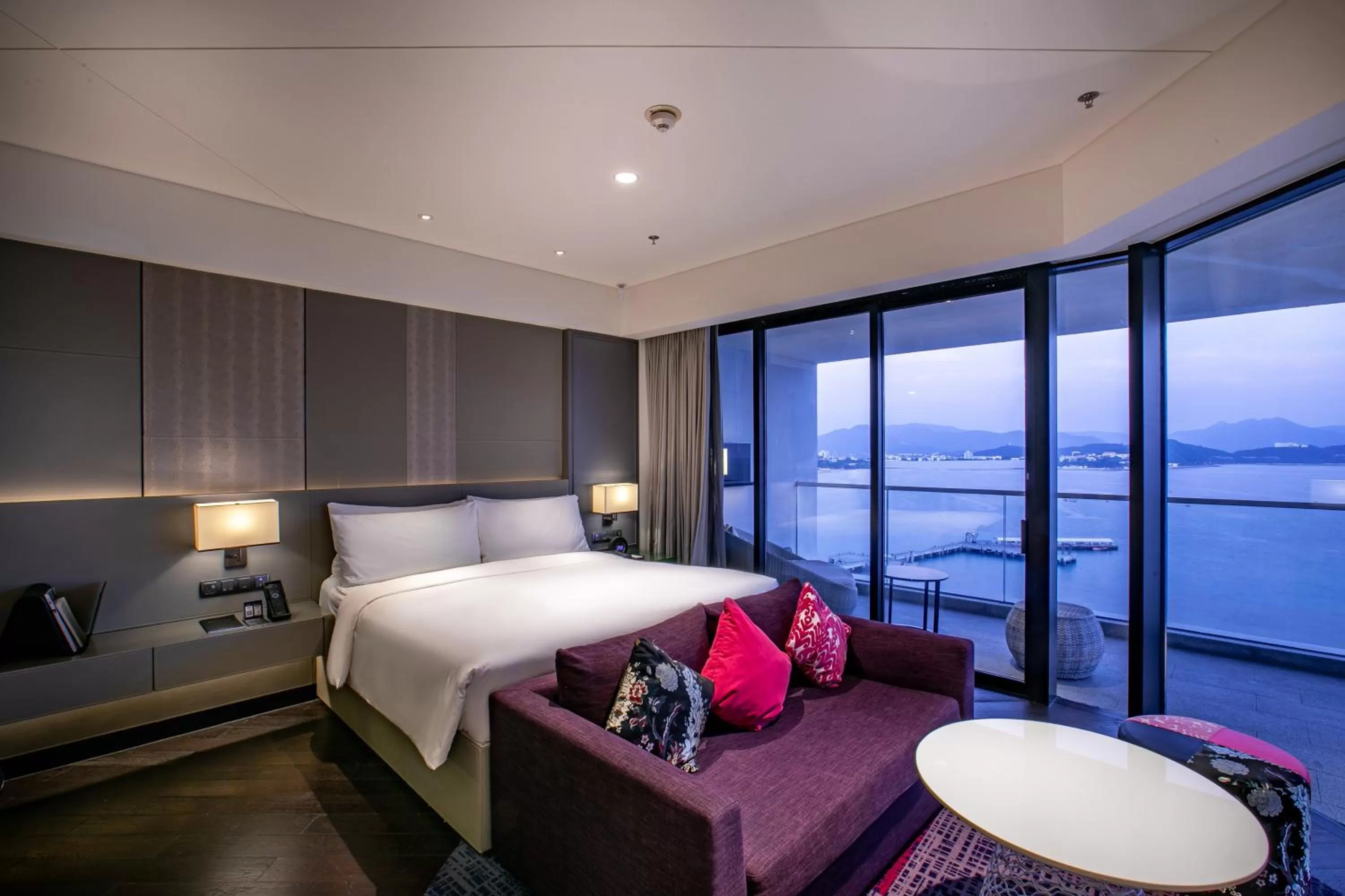 Photo of the whole room, Bed in The Shanhaitian Resort Sanya, Autograph Collection