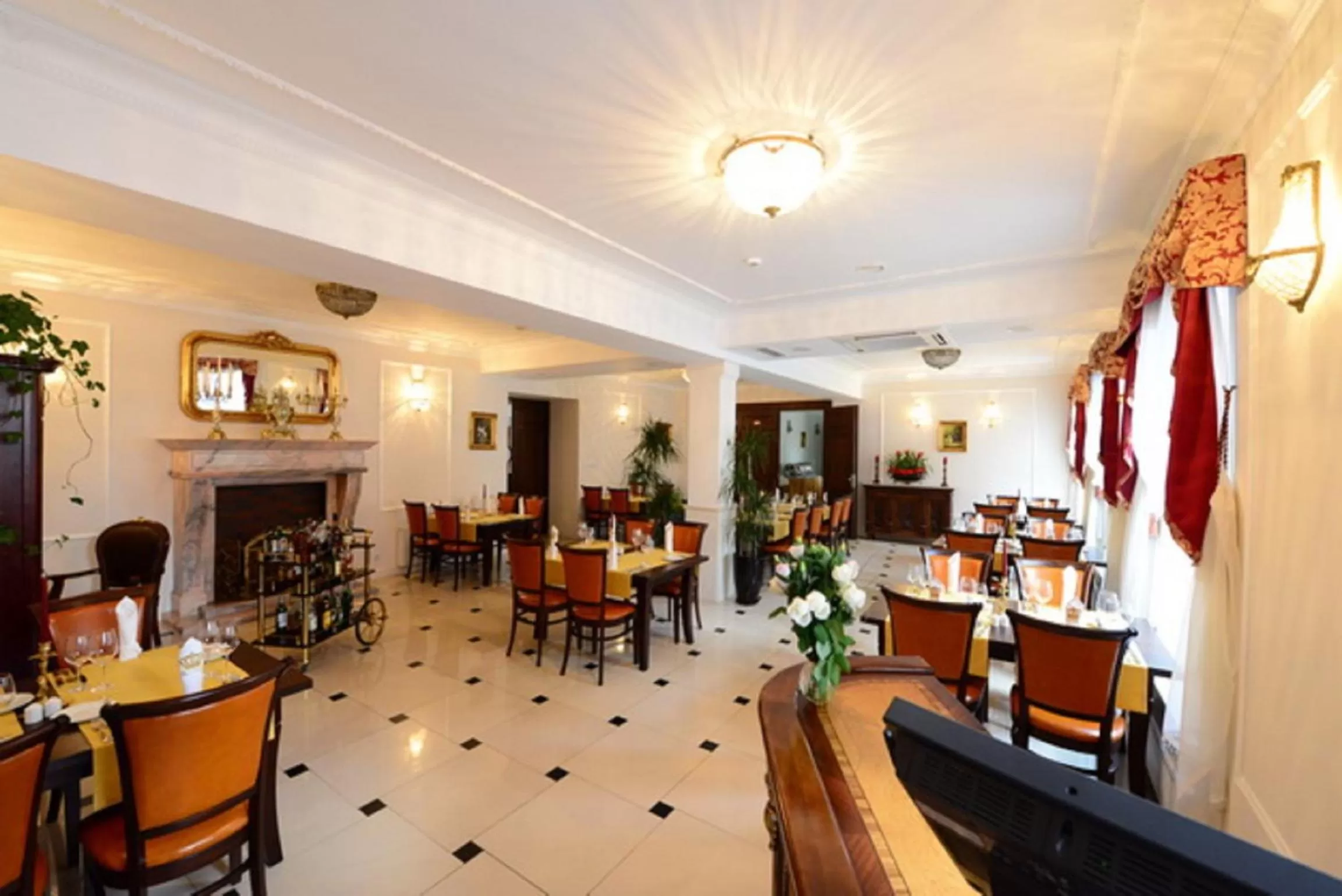 Restaurant/places to eat in Royal Hotel Modlin
