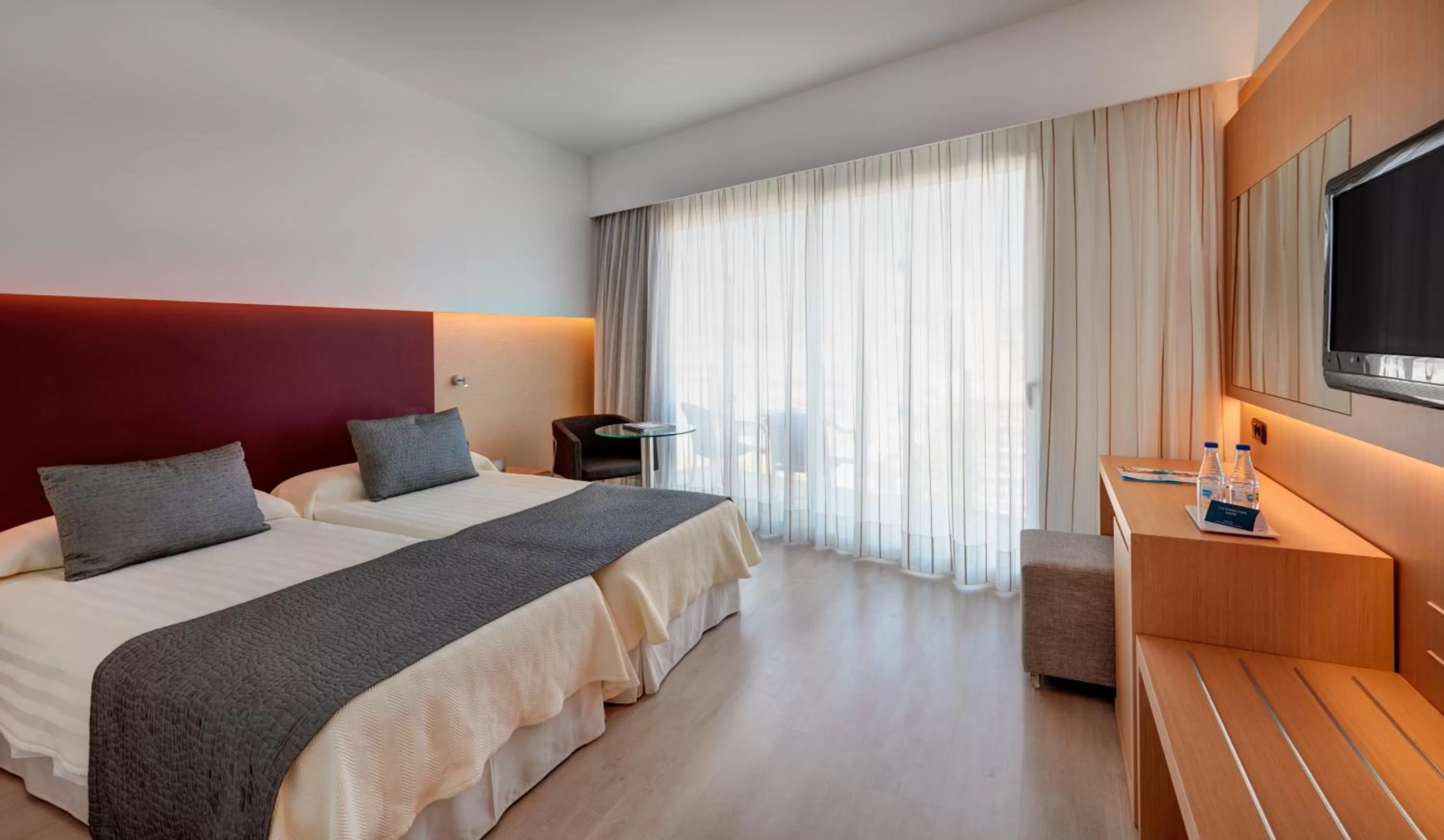 Photo of the whole room, Bed in CM Playa del Moro