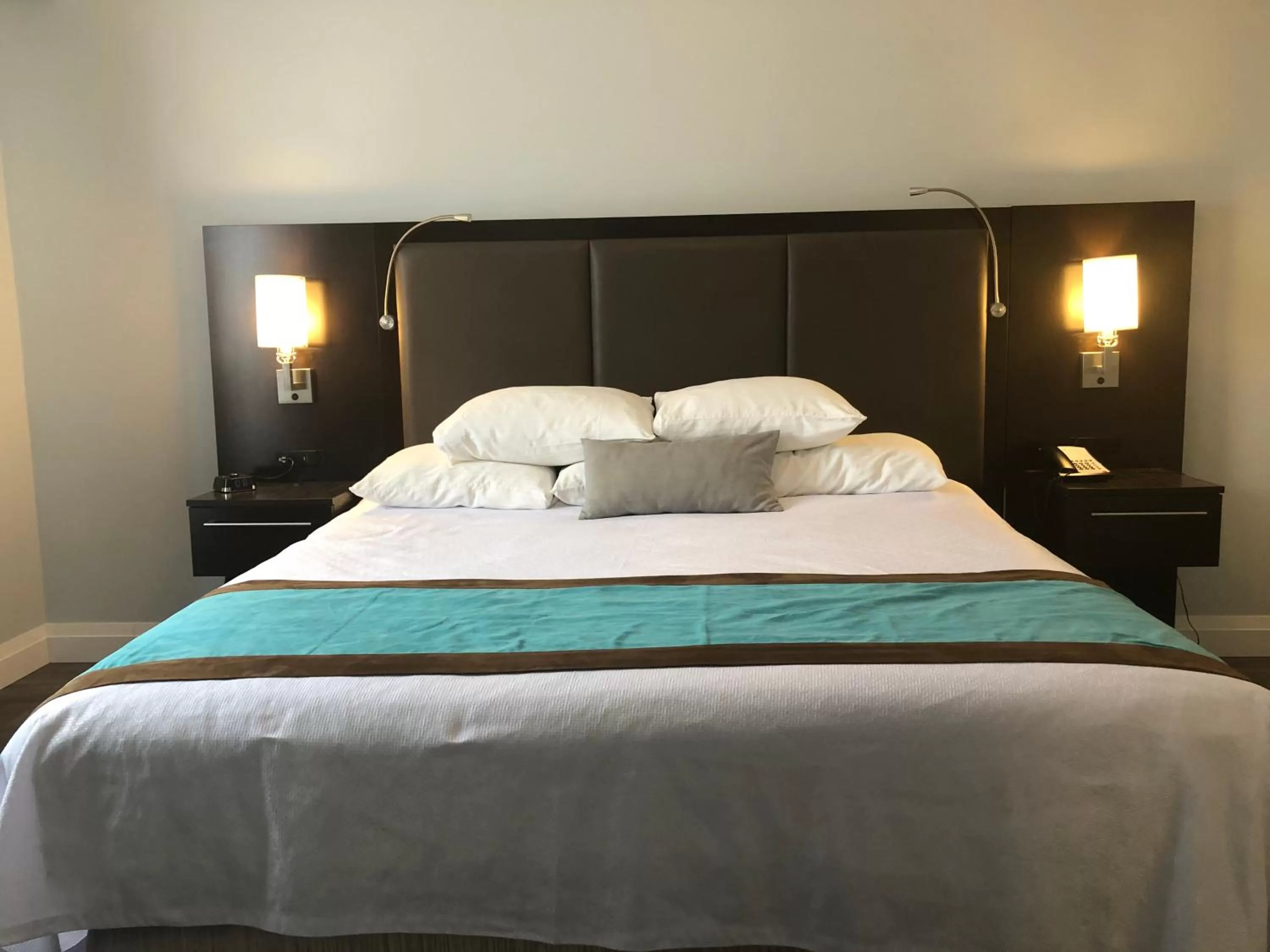 Bed in Best Western Plus Barrie