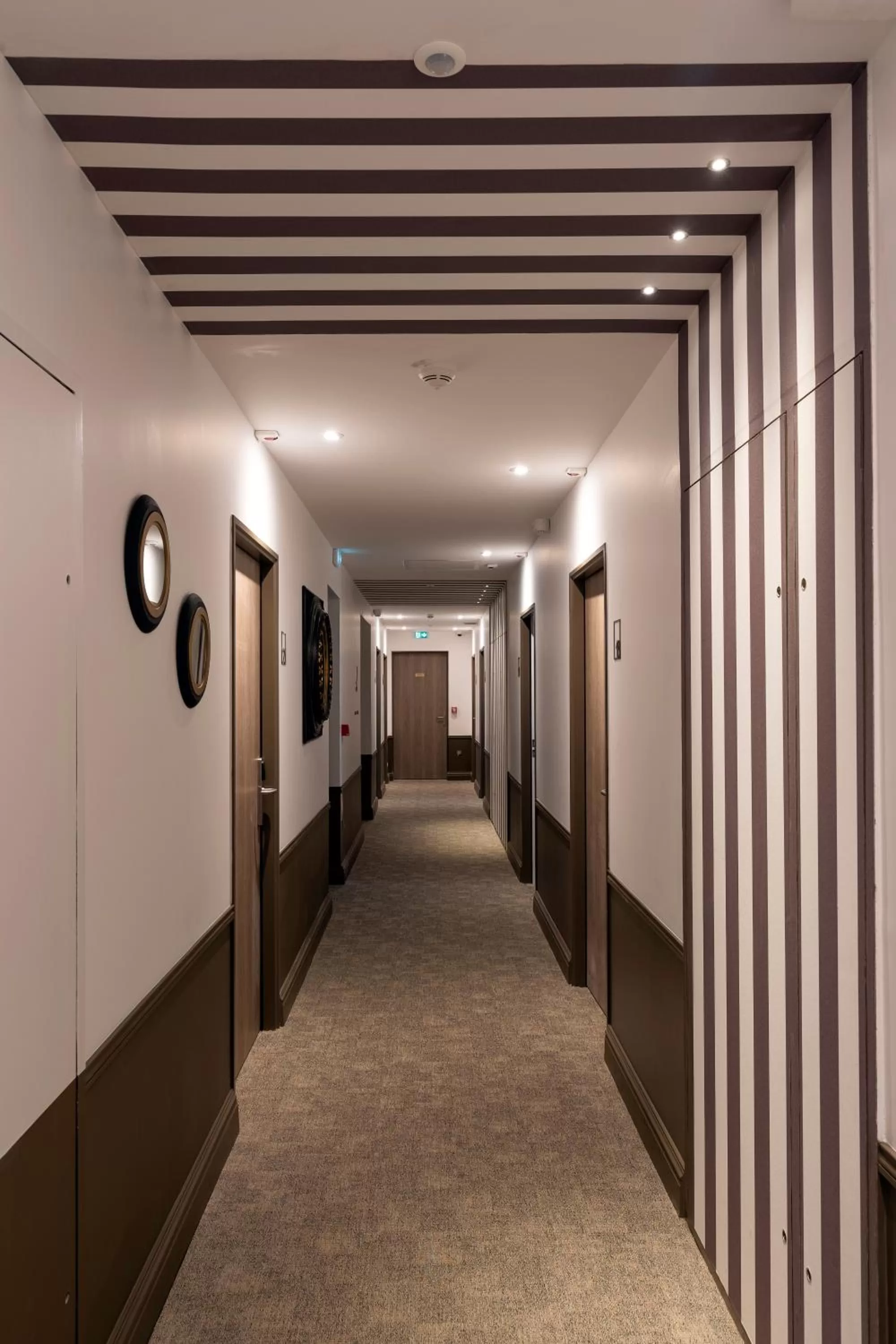 Property building in HOTEL LE 25