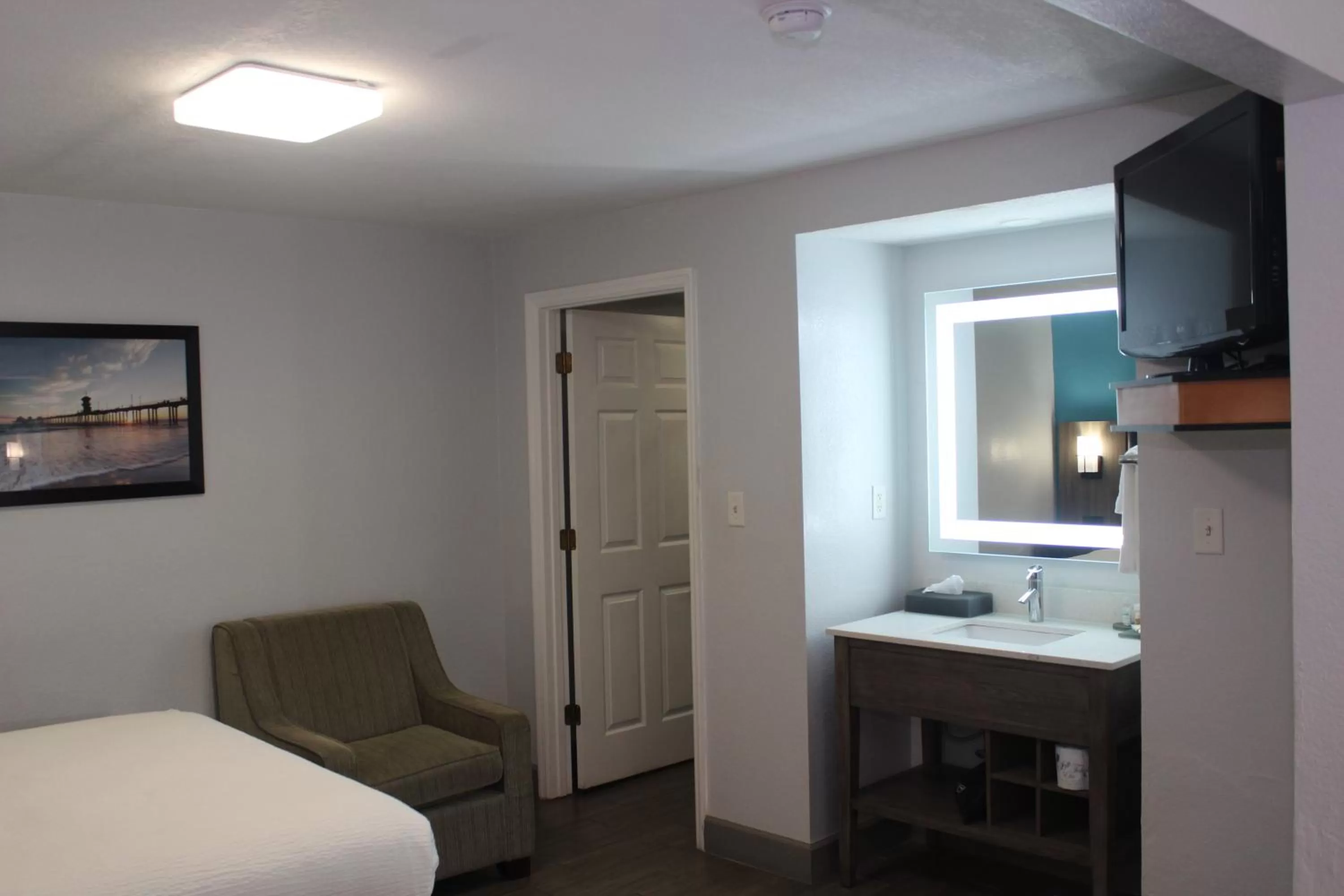 Bathroom, Bed in La Quinta by Wyndham Oceanfront Daytona Beach