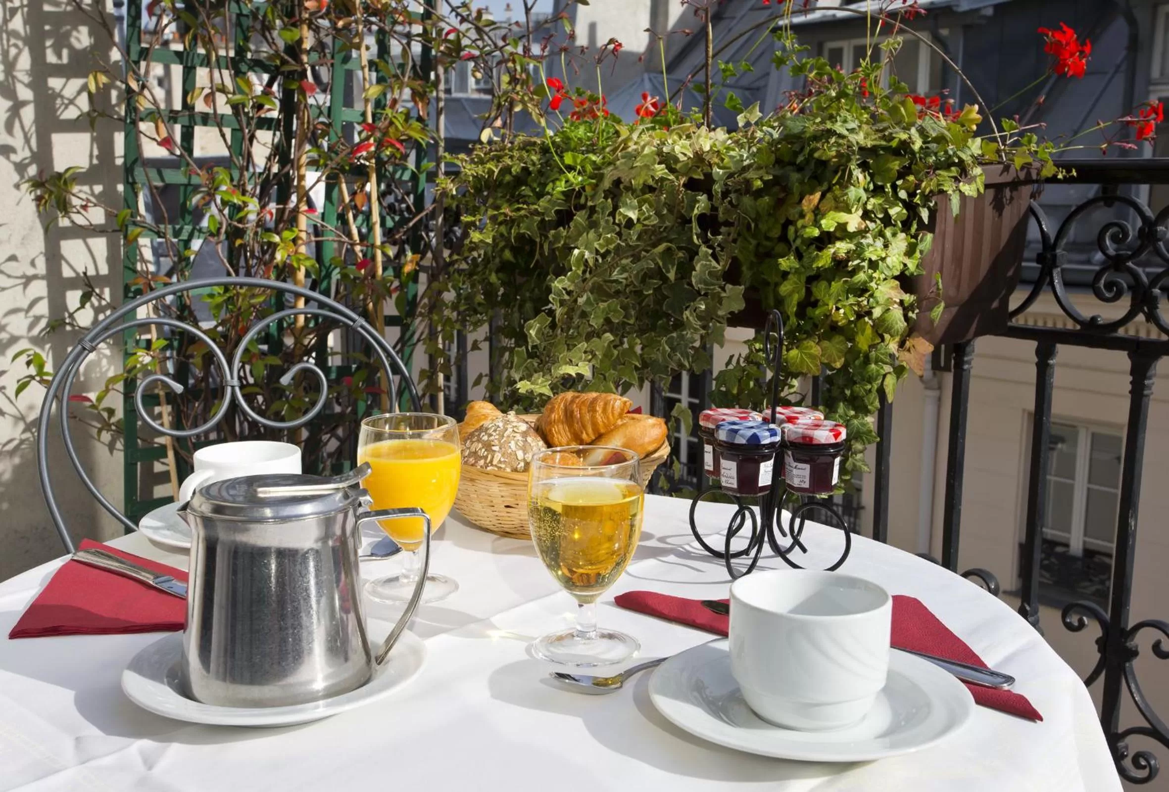 Day in Hôtel Saint-Pétersbourg Opéra & Spa