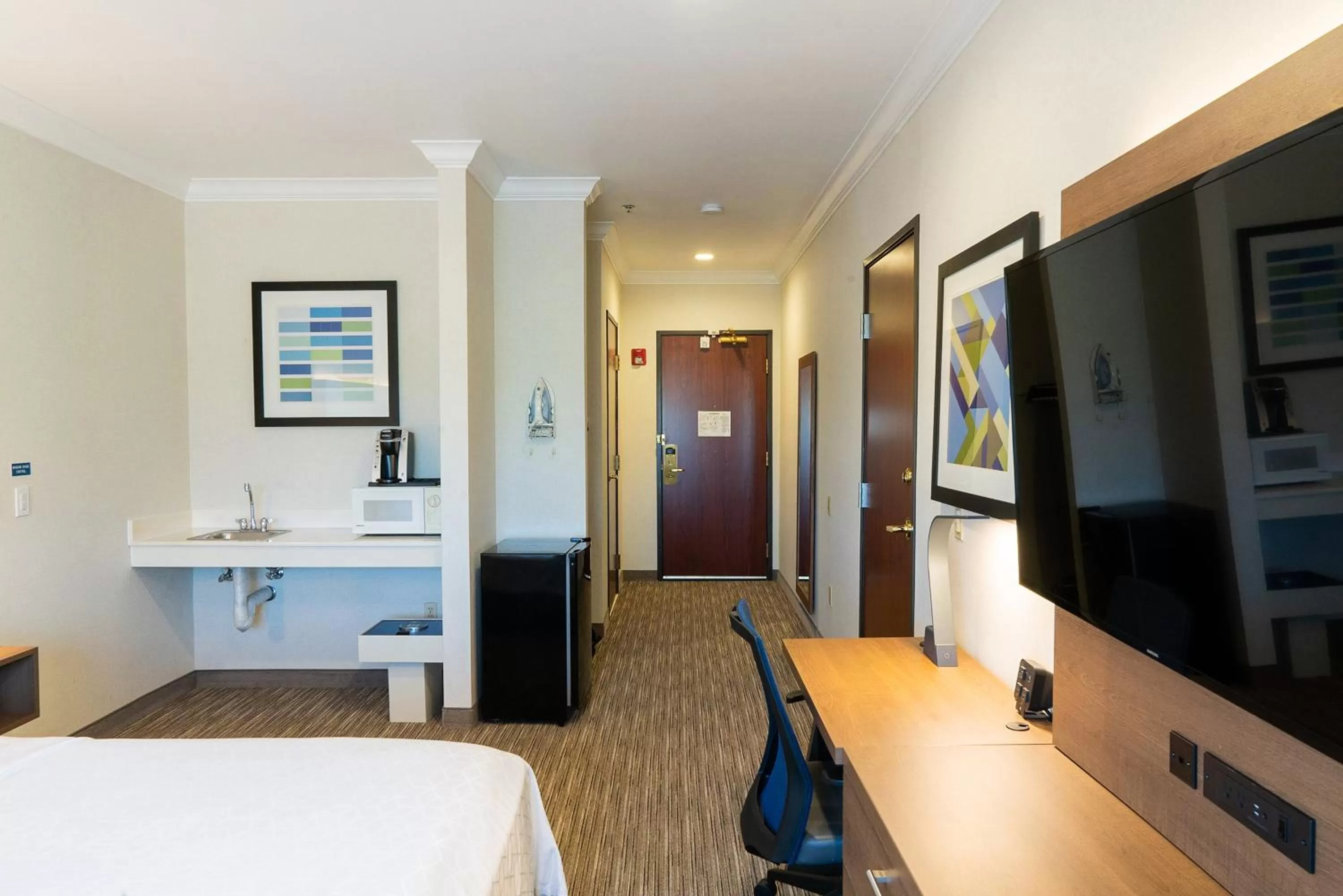 Photo of the whole room, Bed in Holiday Inn Express Davis-University Area by IHG