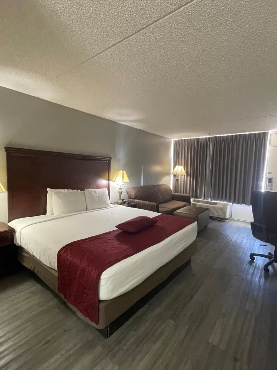 Bed in Willow Tree Inn Branson