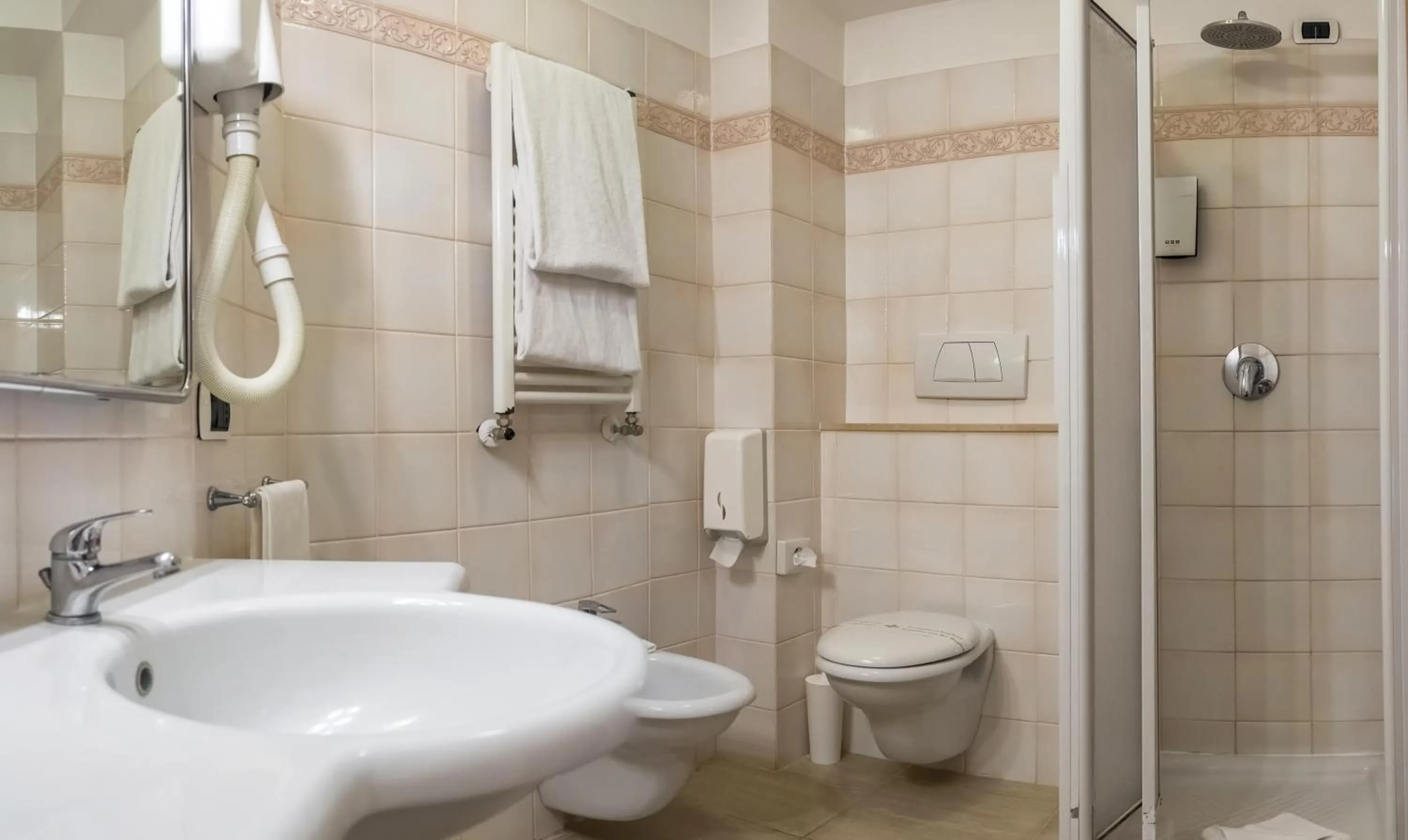 Bathroom in Excel Hotel Roma Ciampino