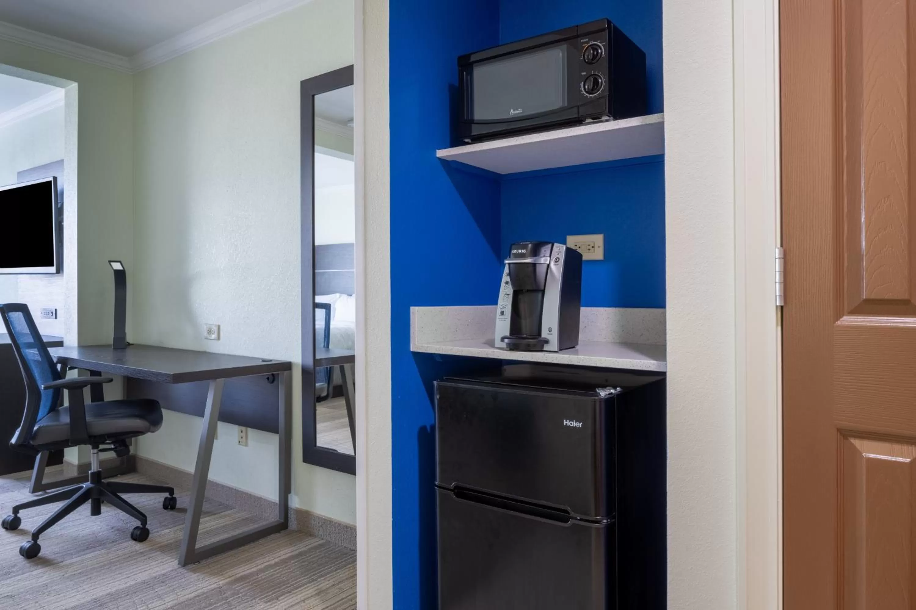 Photo of the whole room in Holiday Inn Express - Coventry S - West Warwick Area by IHG