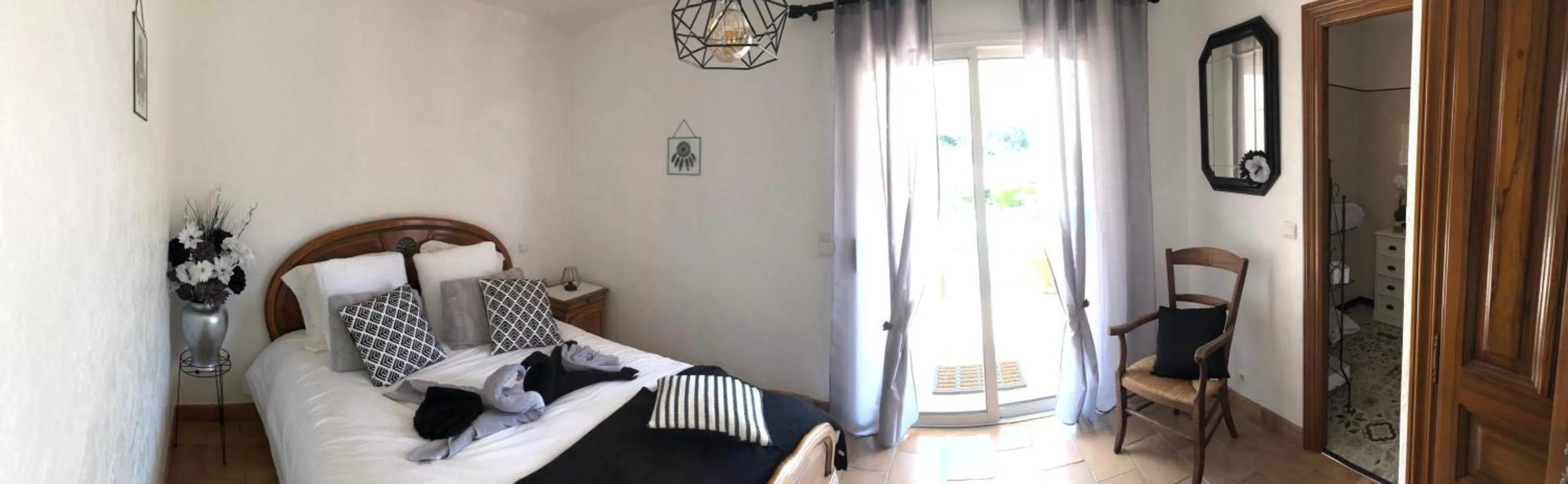 Photo of the whole room, Bed in villa santa rita