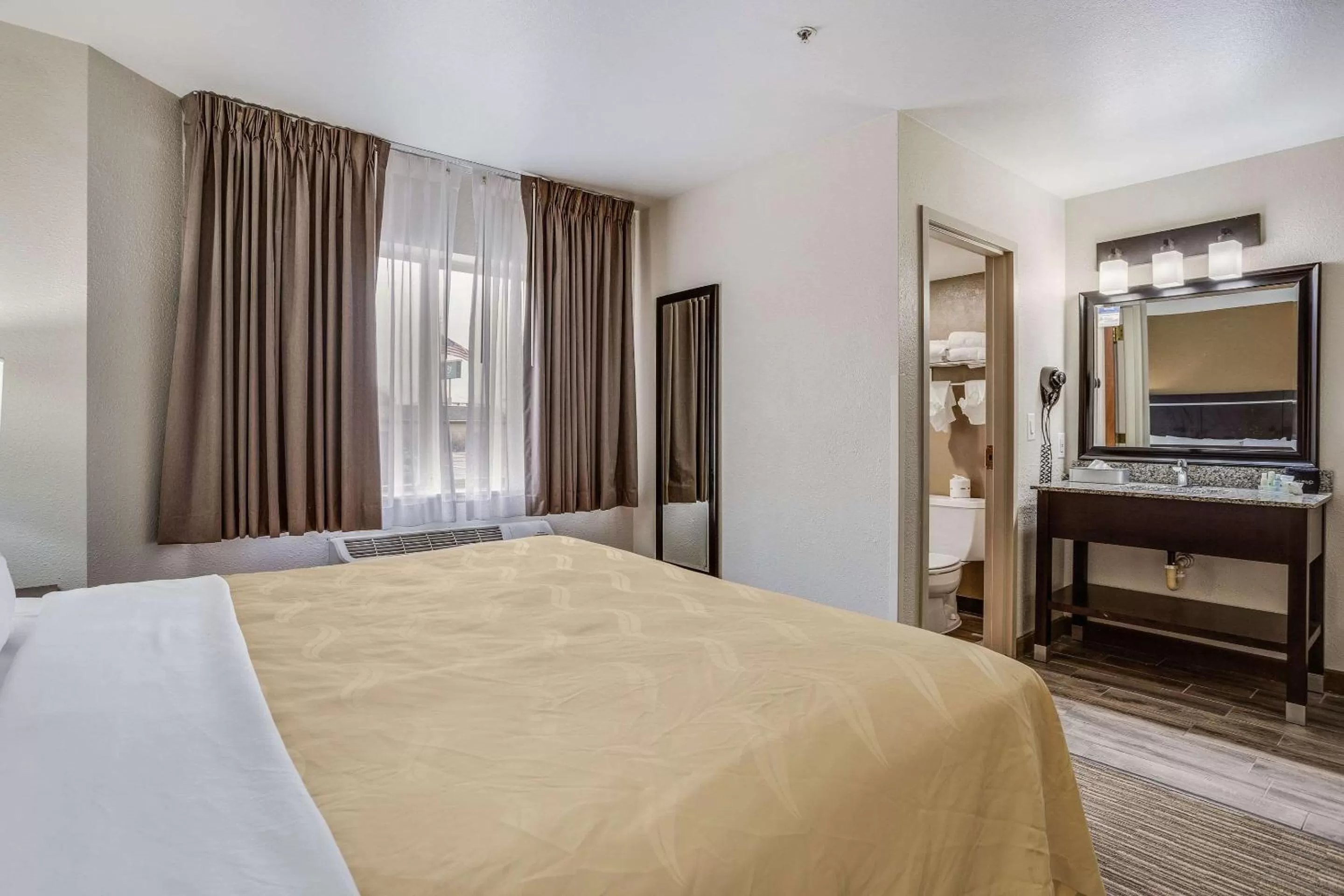 Photo of the whole room, Bed in Quality Inn & Suites Meridian - West Boise