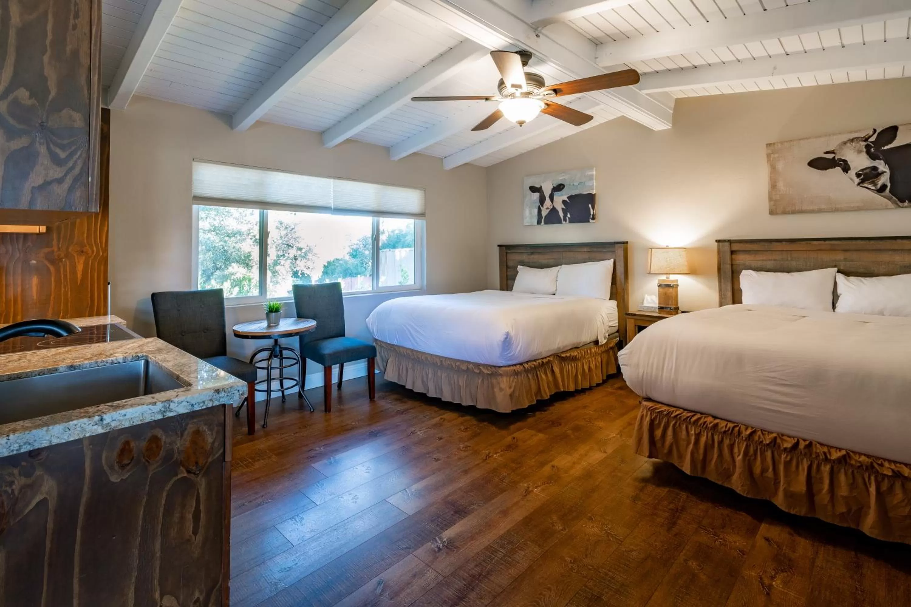 Bedroom, Bed in Apple Tree Inn