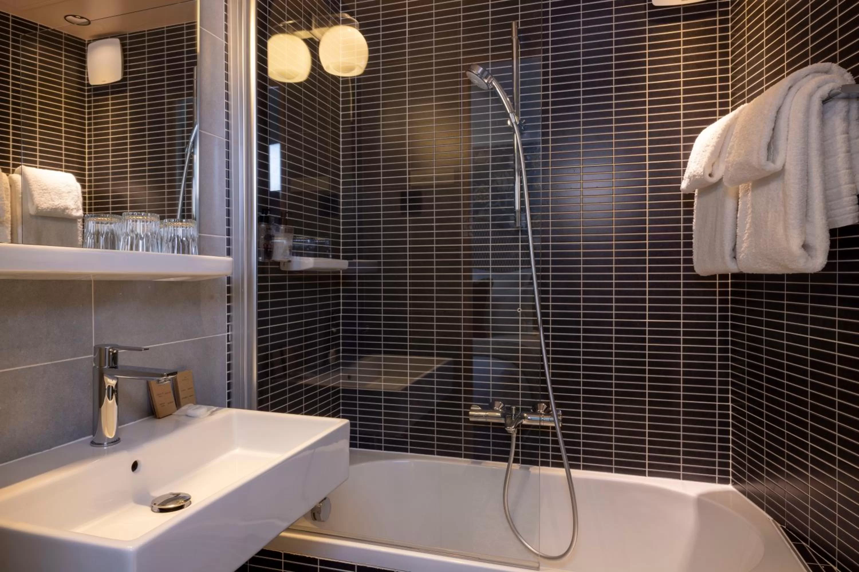 Bathroom in Hotel Bloum