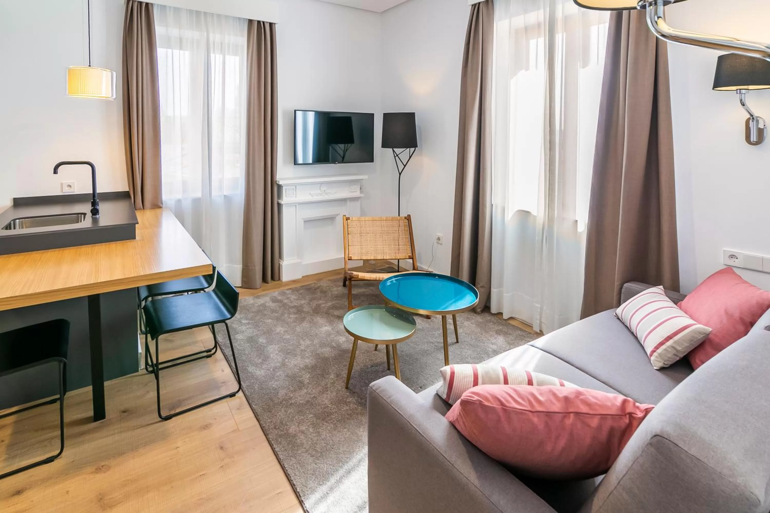 TV and multimedia in Aquitania Home Suites