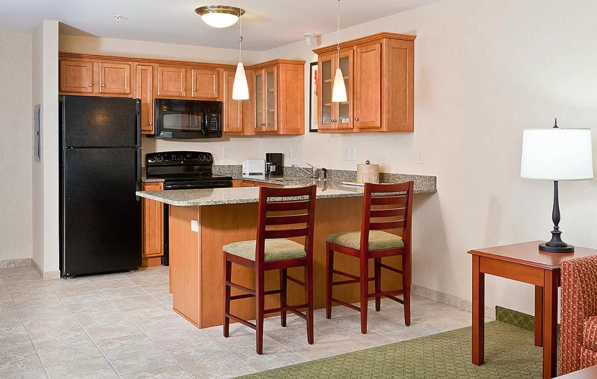 Kitchen or kitchenette in White River Inn & Suites