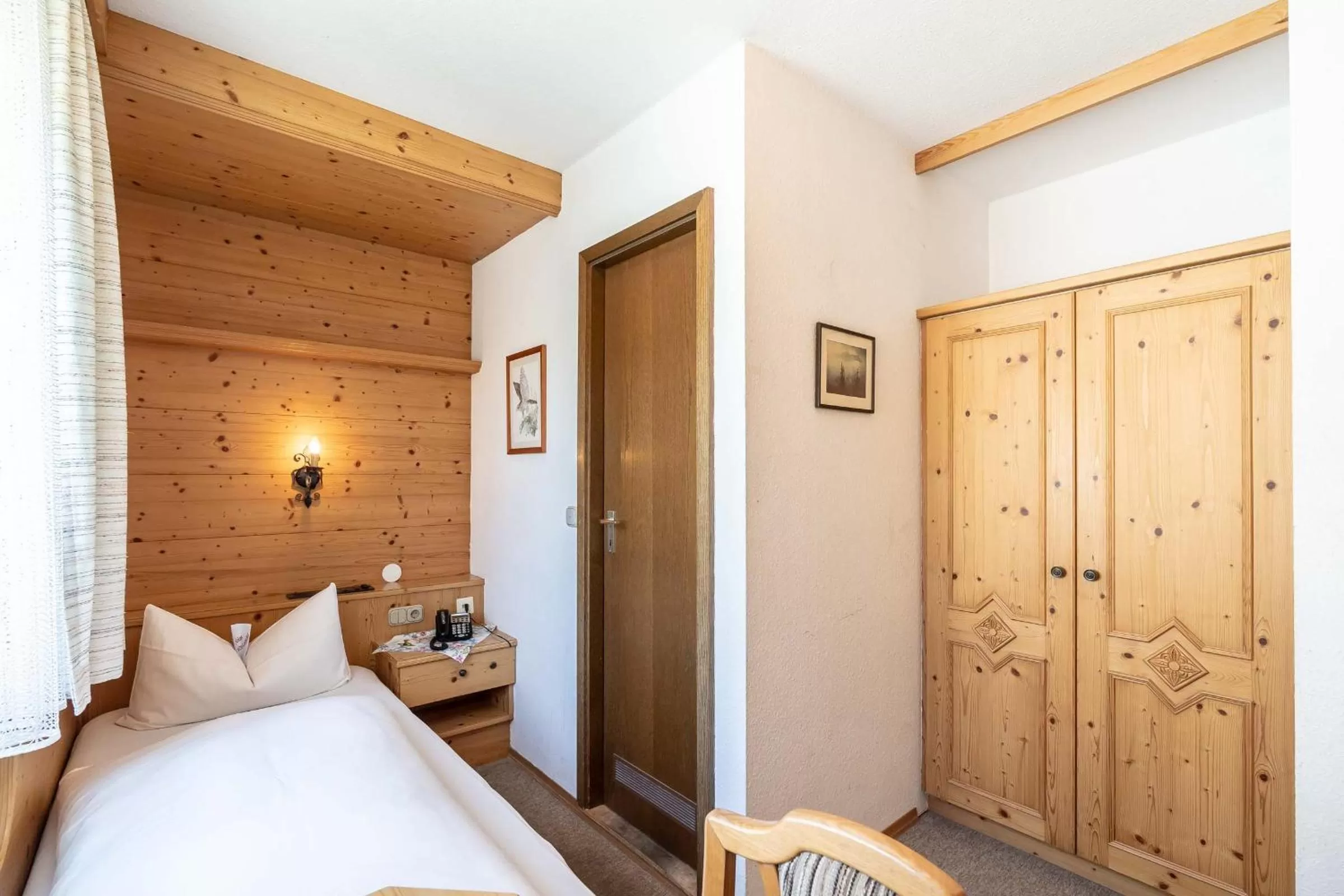 Photo of the whole room, Bed in Hotel-Gasthof Zum Dragoner