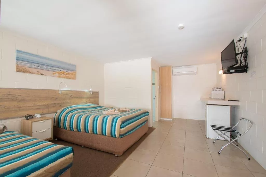 Photo of the whole room, Bed in A & A Motel