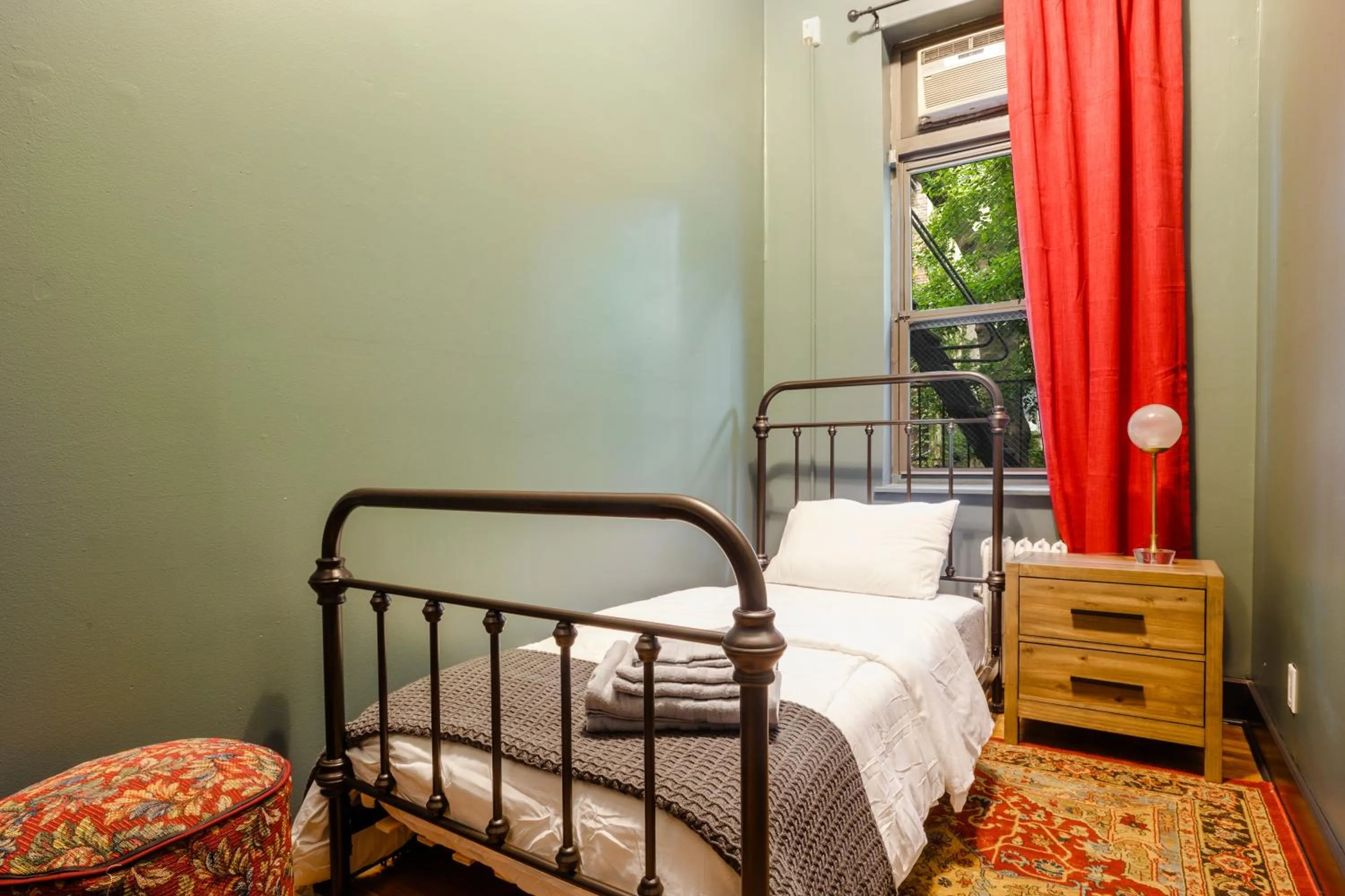 Bedroom, Bed in Lamartine Chelsea