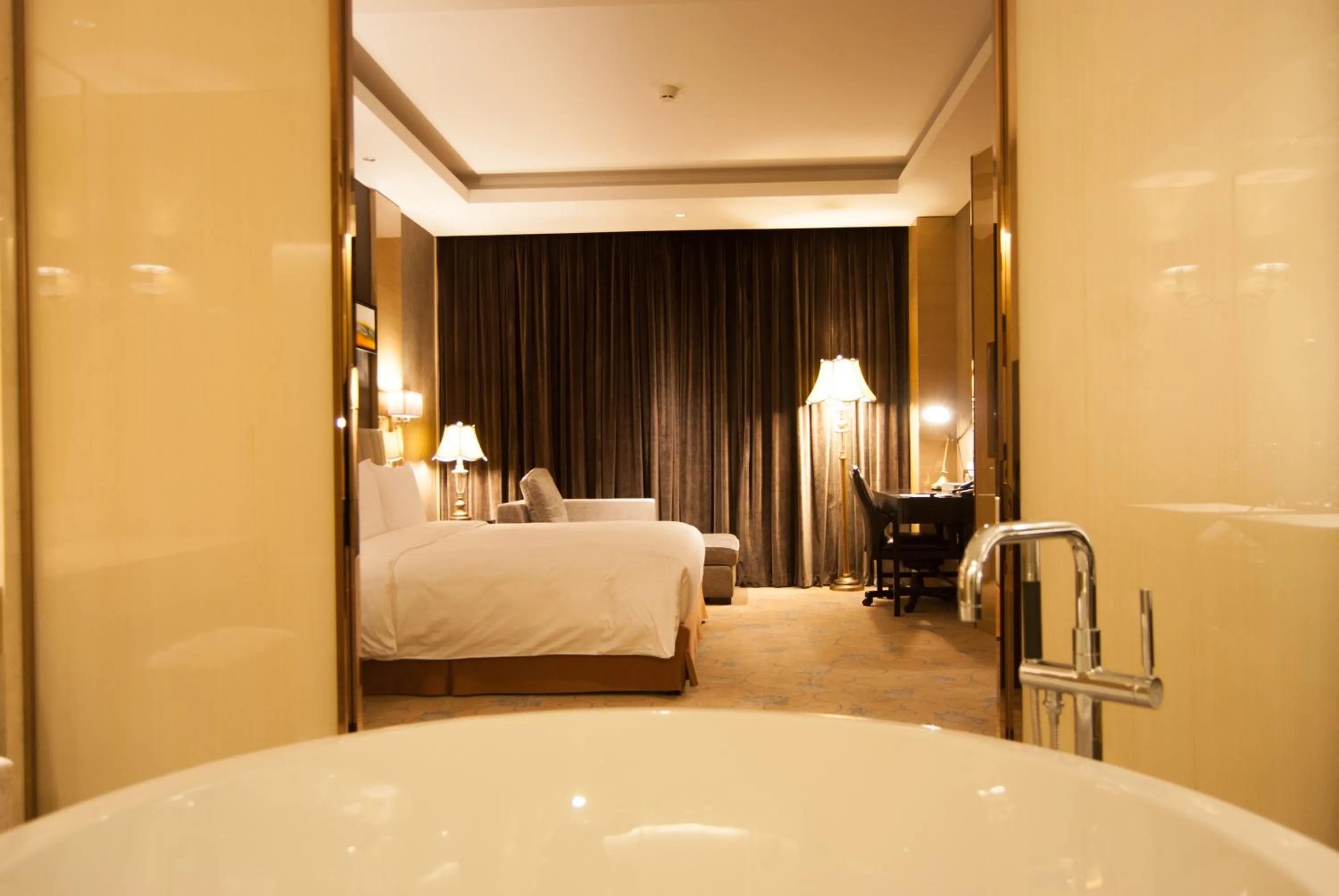 Photo of the whole room, Bed in Crowne Plaza Shanghai Noah Square by IHG