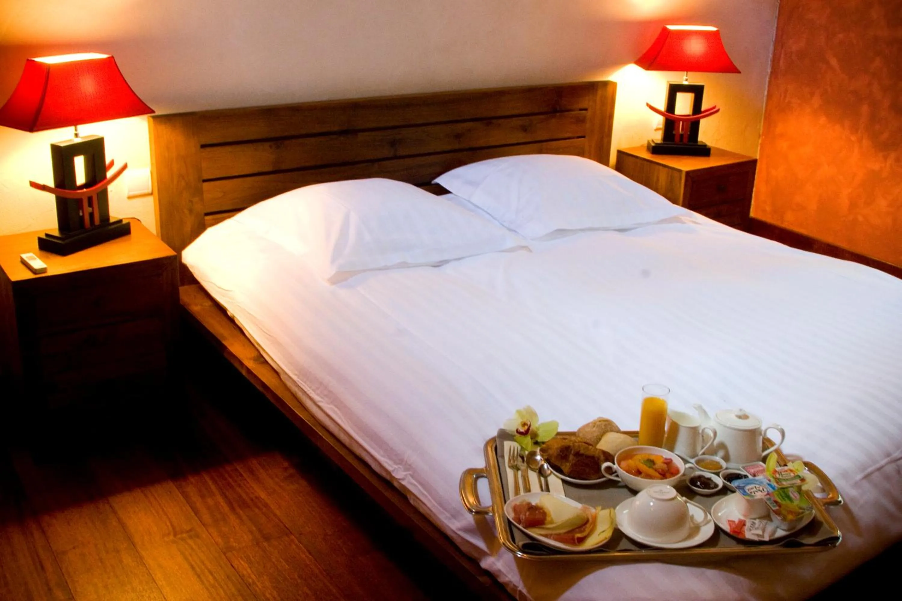 Bed in Manoir des Indes, The Originals Relais