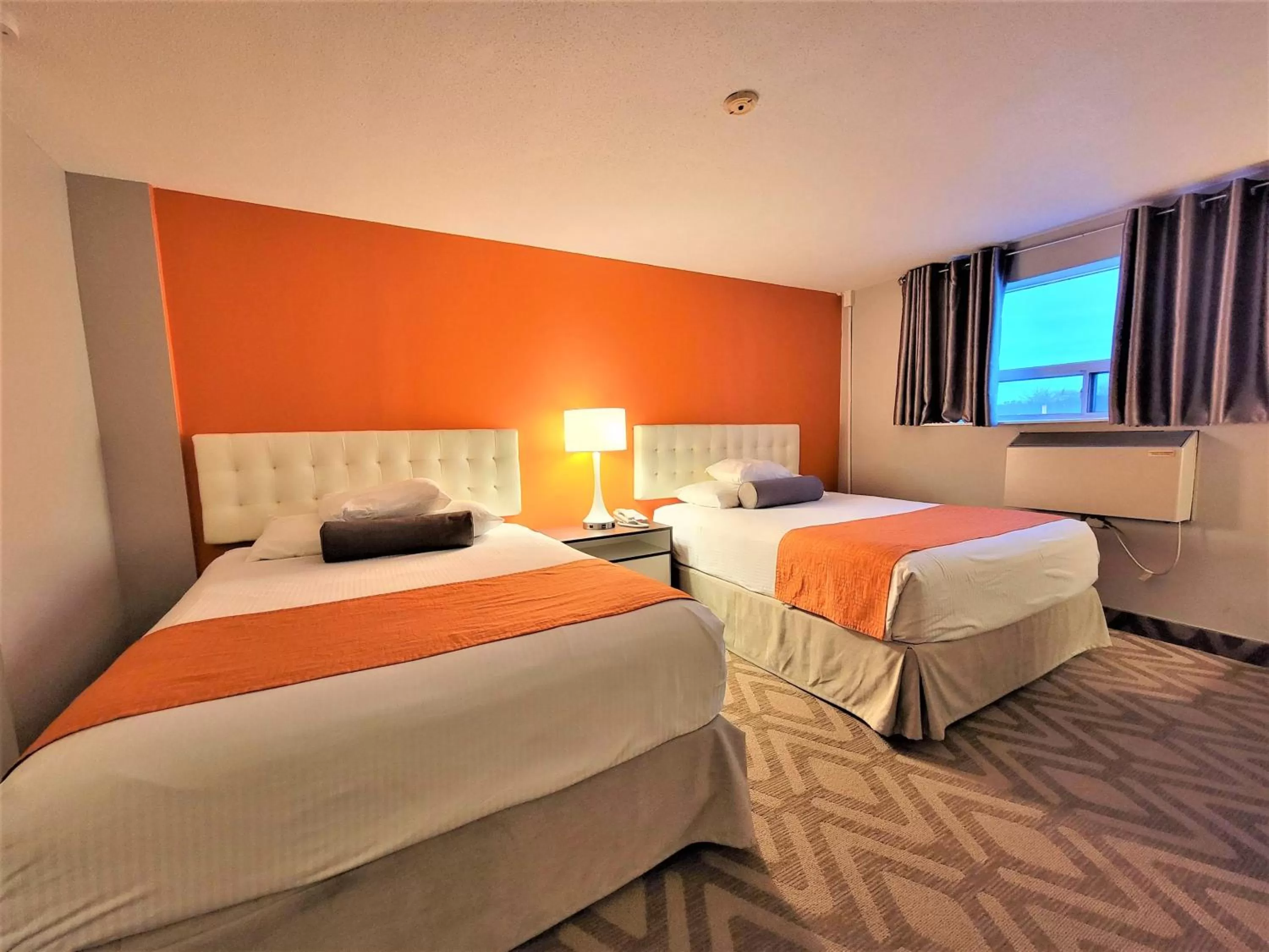 Bed in Howard Johnson by Wyndham Gravenhurst