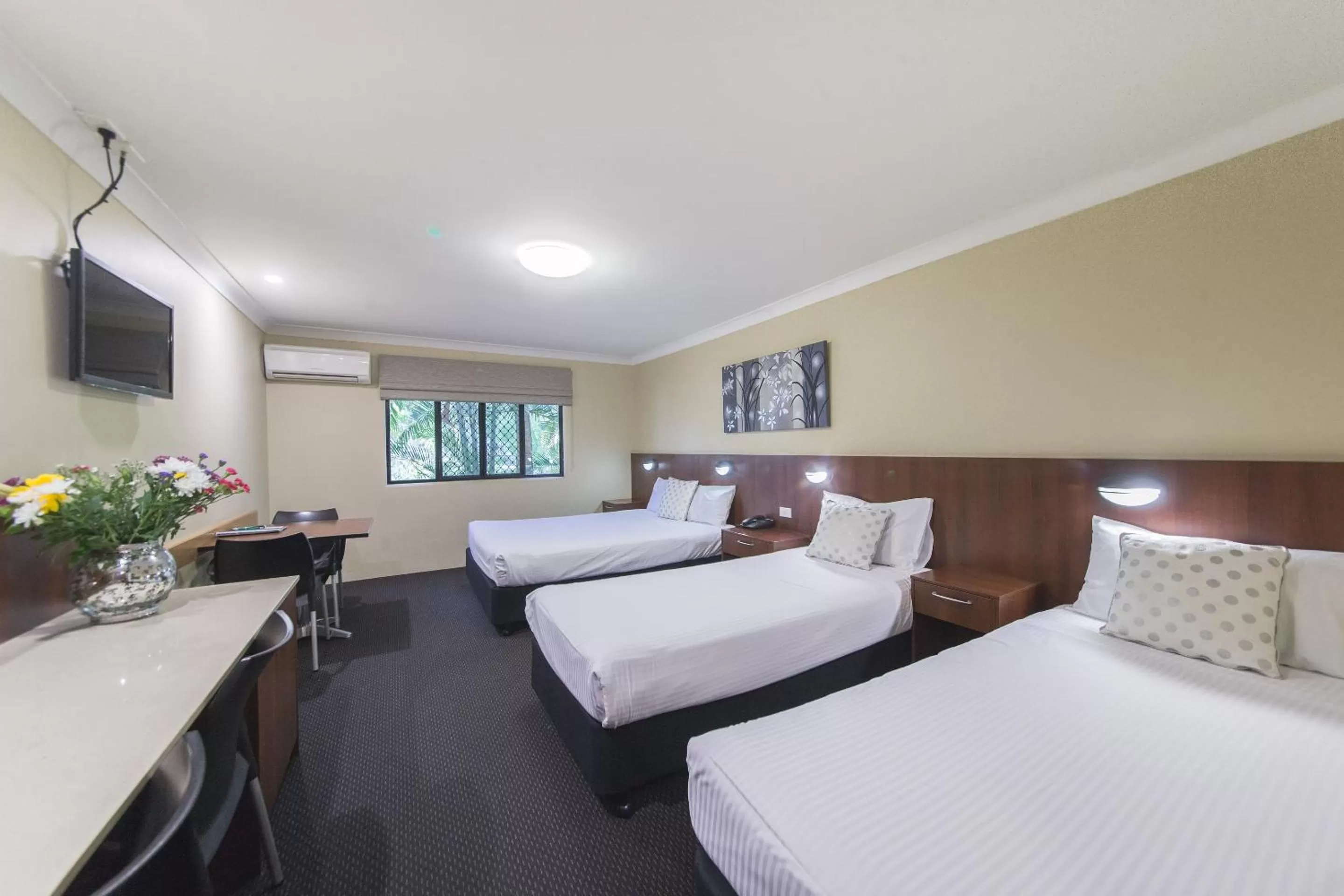 Bed in Rocky Resort Motor Inn