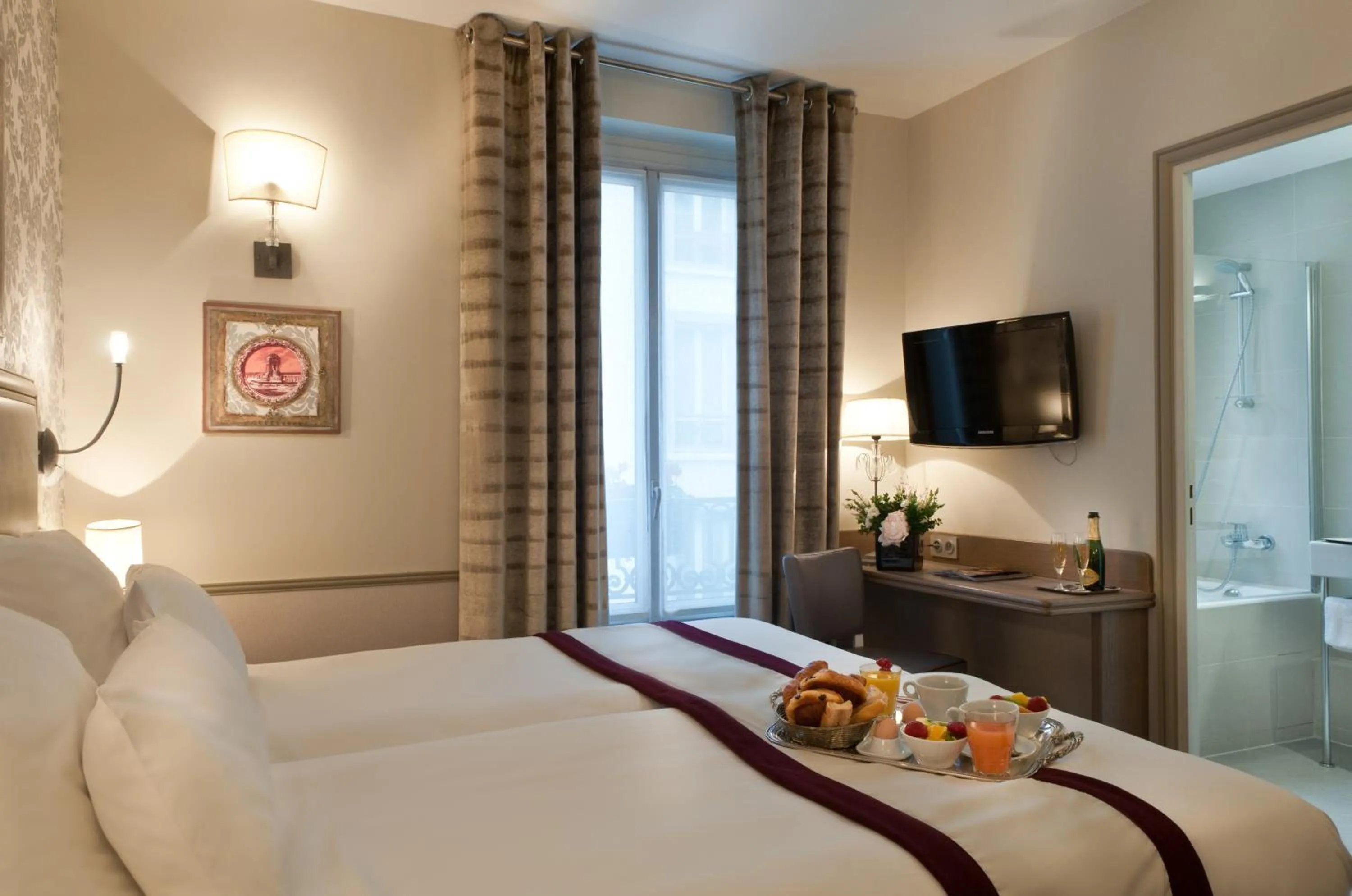 Photo of the whole room, Bed in Hotel Monceau Wagram