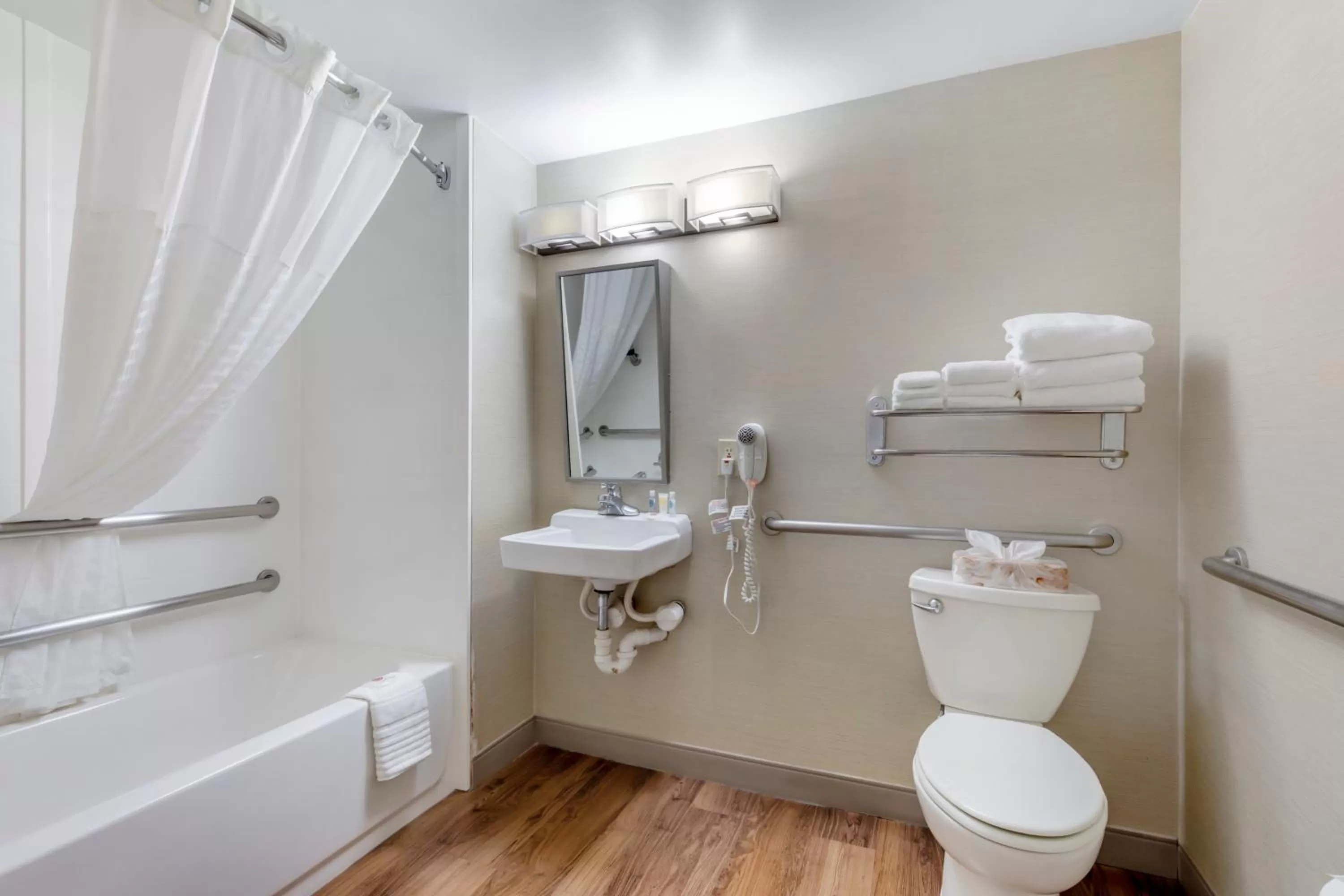 King Room with Roll-In Shower - Accessible/Non-Smoking in Comfort Inn Herndon-Reston