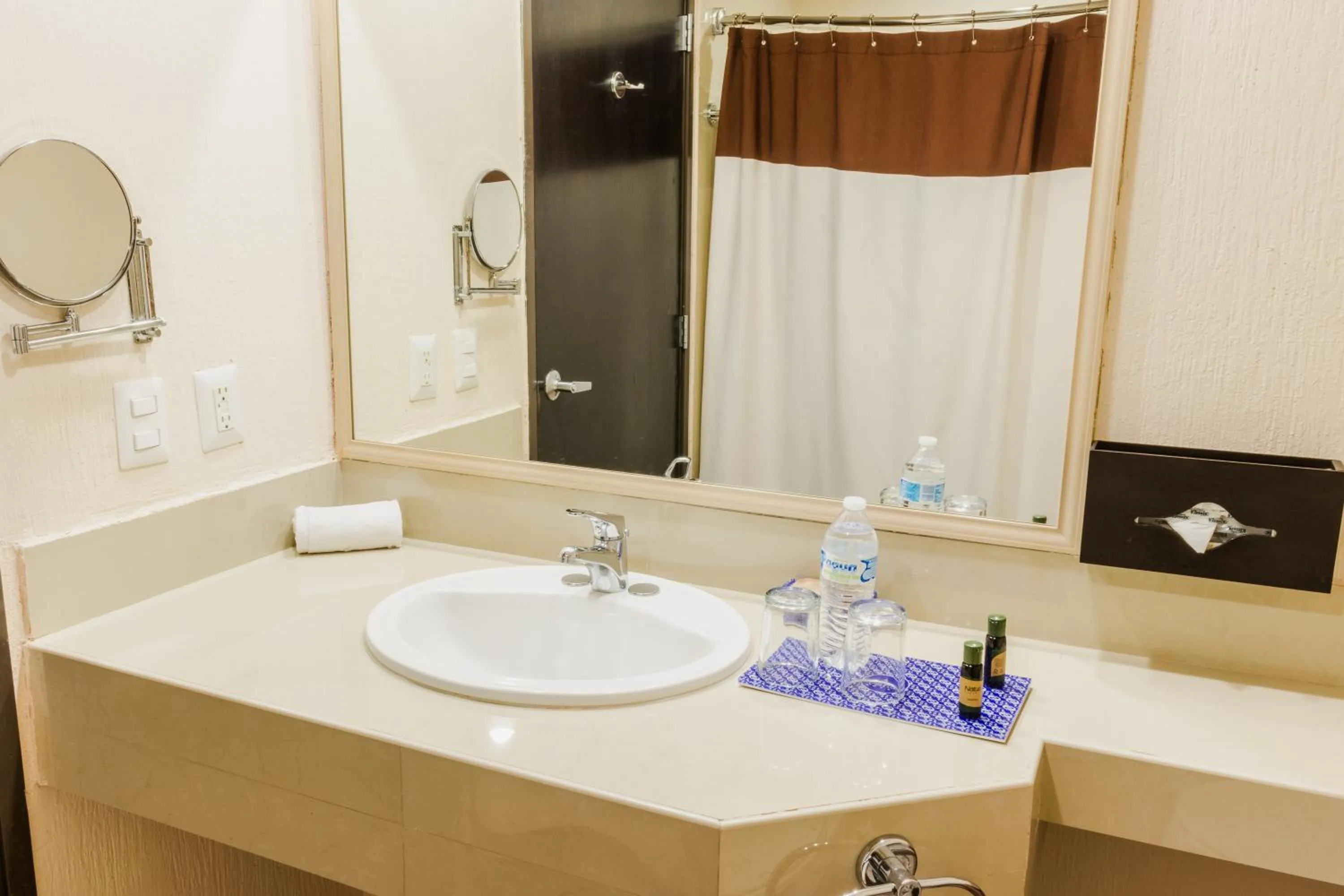 Bathroom in Paris FC Hotel