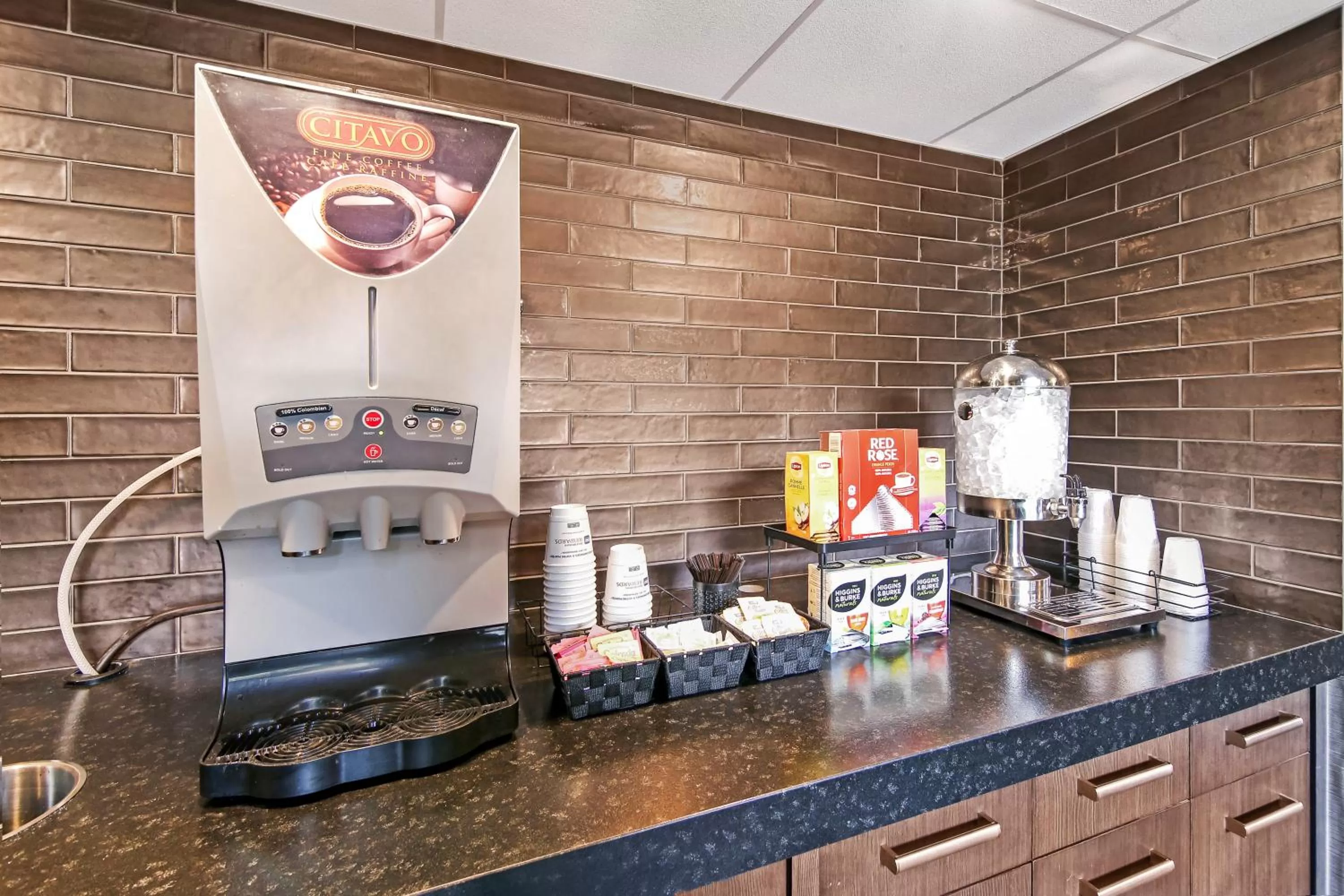 Coffee/tea facilities in Best Western Plus Banff International Lodge